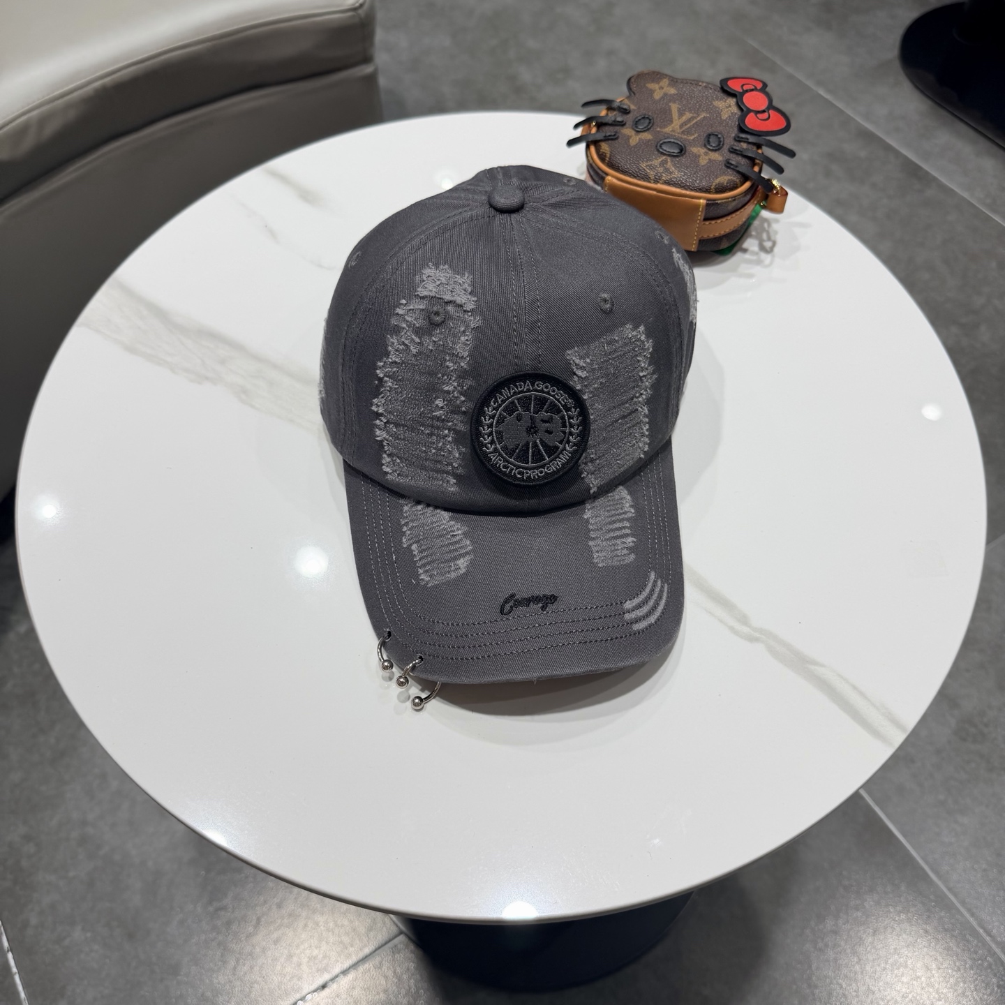 加拿大大鹅北极圆盘🍁 2026最新款🧢棒球帽定制棉质面料!!整体透气性很好，精致的字母刺绣和工整的走线，