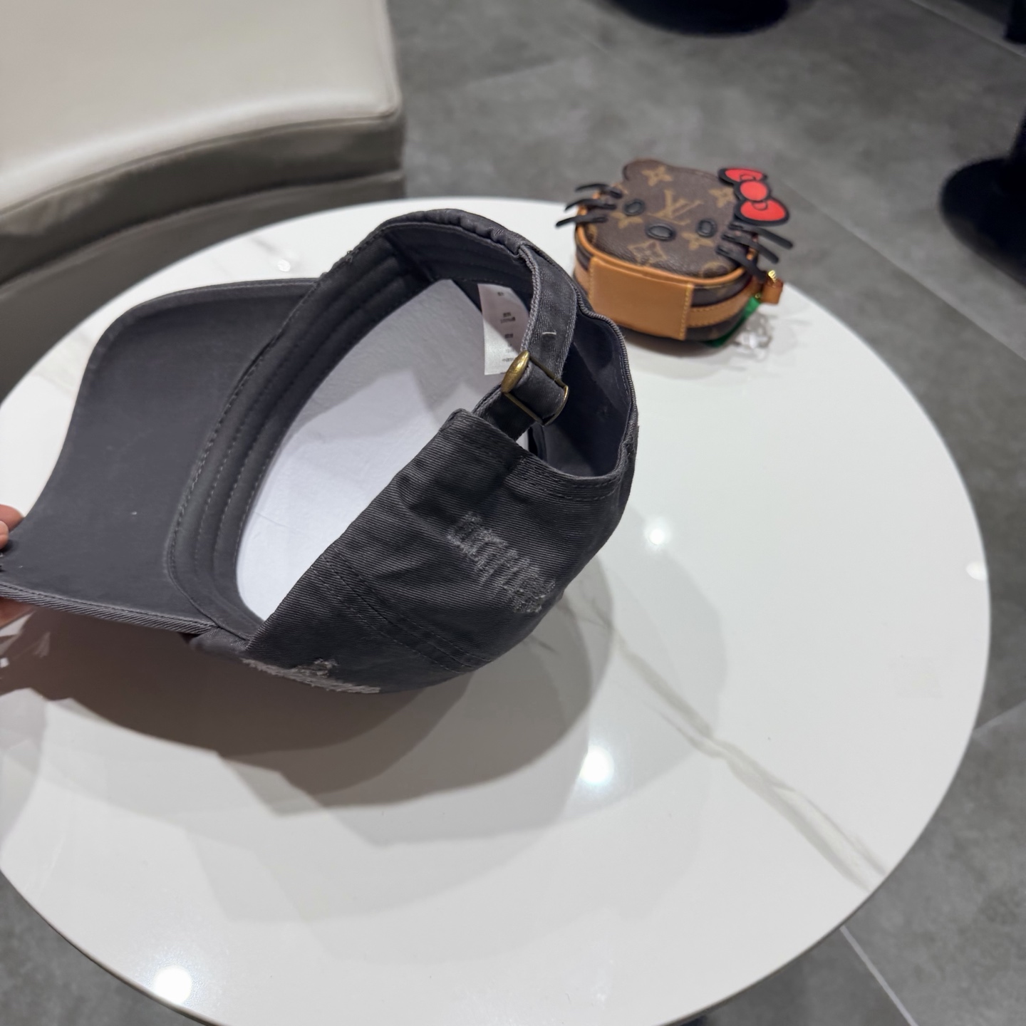 加拿大大鹅北极圆盘🍁 2026最新款🧢棒球帽定制棉质面料!!整体透气性很好，精致的字母刺绣和工整的走线，