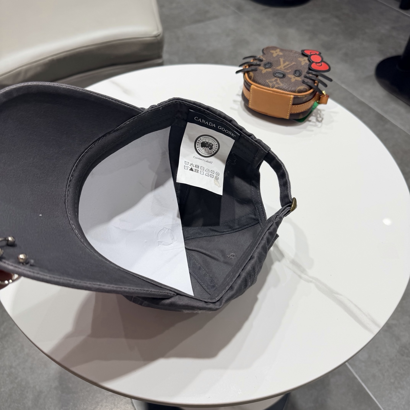 加拿大大鹅北极圆盘🍁 2026最新款🧢棒球帽定制棉质面料!!整体透气性很好，精致的字母刺绣和工整的走线，