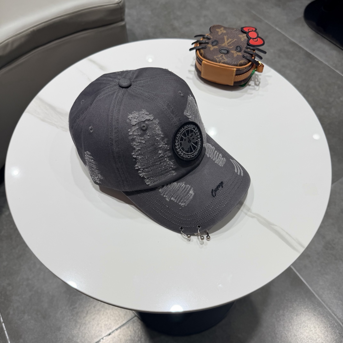 加拿大大鹅北极圆盘🍁 2026最新款🧢棒球帽定制棉质面料!!整体透气性很好，精致的字母刺绣和工整的走线，