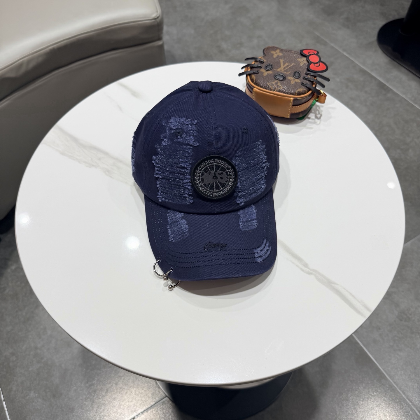 加拿大大鹅北极圆盘🍁 2026最新款🧢棒球帽定制棉质面料!!整体透气性很好，精致的字母刺绣和工整的走线，