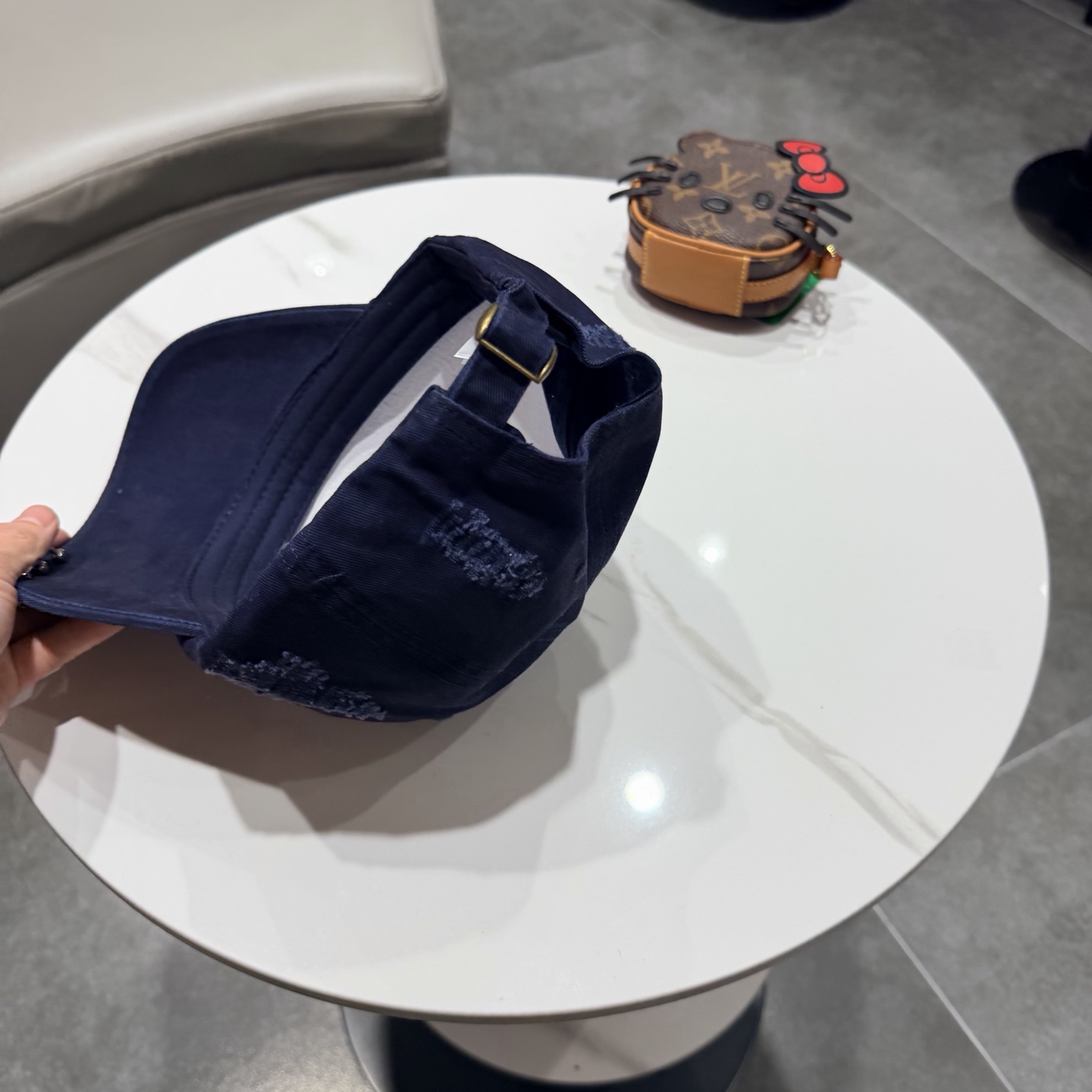 加拿大大鹅北极圆盘🍁 2026最新款🧢棒球帽定制棉质面料!!整体透气性很好，精致的字母刺绣和工整的走线，