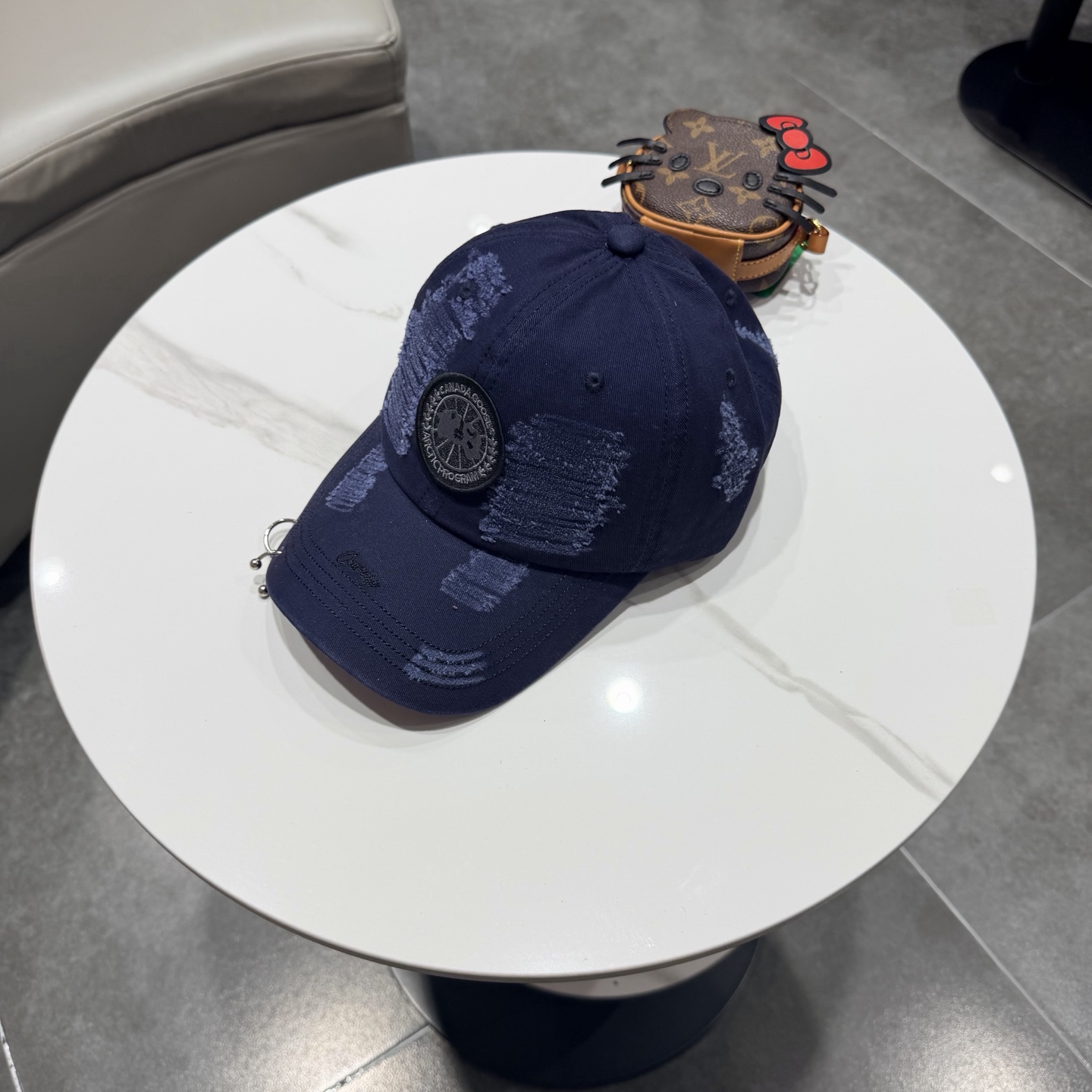 加拿大大鹅北极圆盘🍁 2026最新款🧢棒球帽定制棉质面料!!整体透气性很好，精致的字母刺绣和工整的走线，