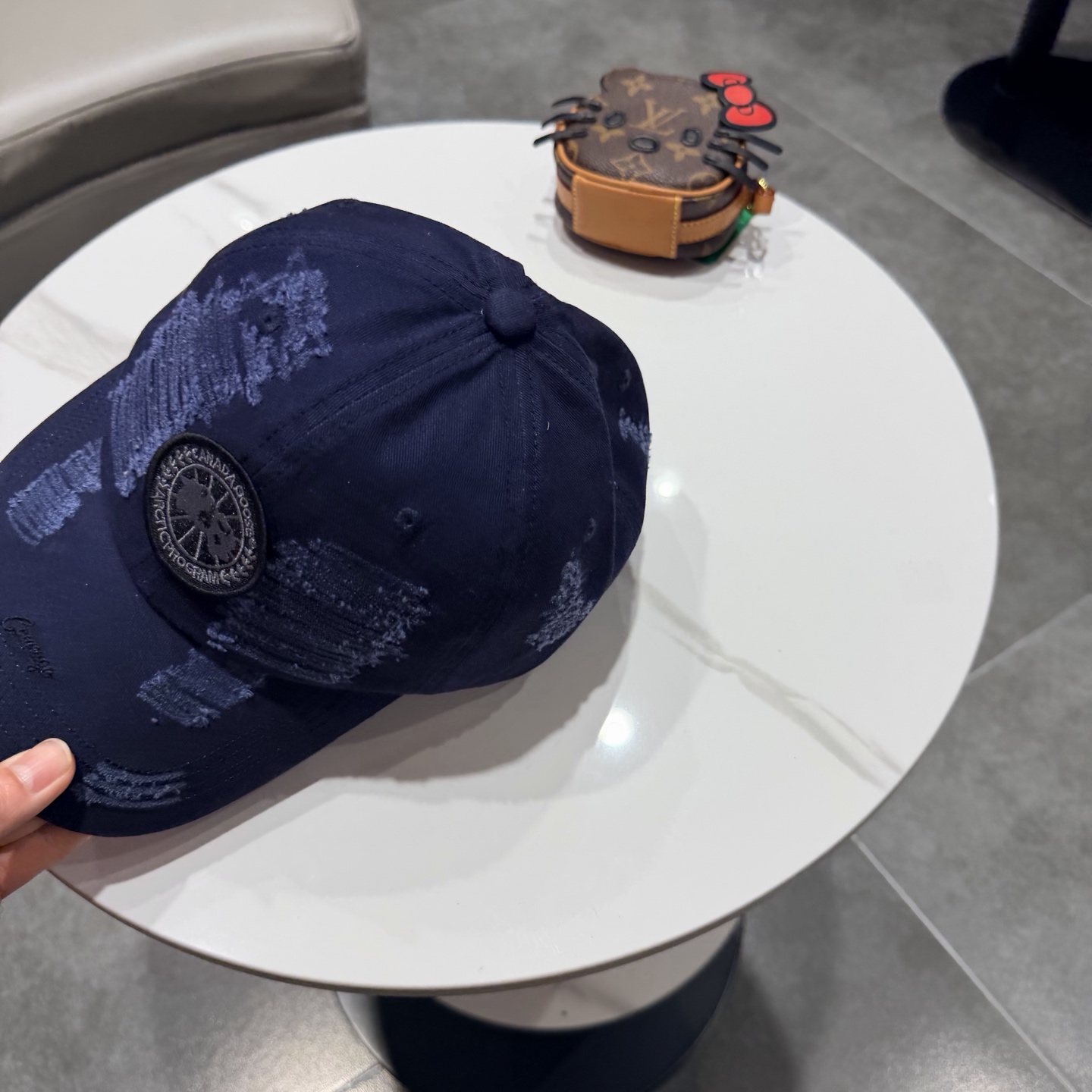 加拿大大鹅北极圆盘🍁 2026最新款🧢棒球帽定制棉质面料!!整体透气性很好，精致的字母刺绣和工整的走线，