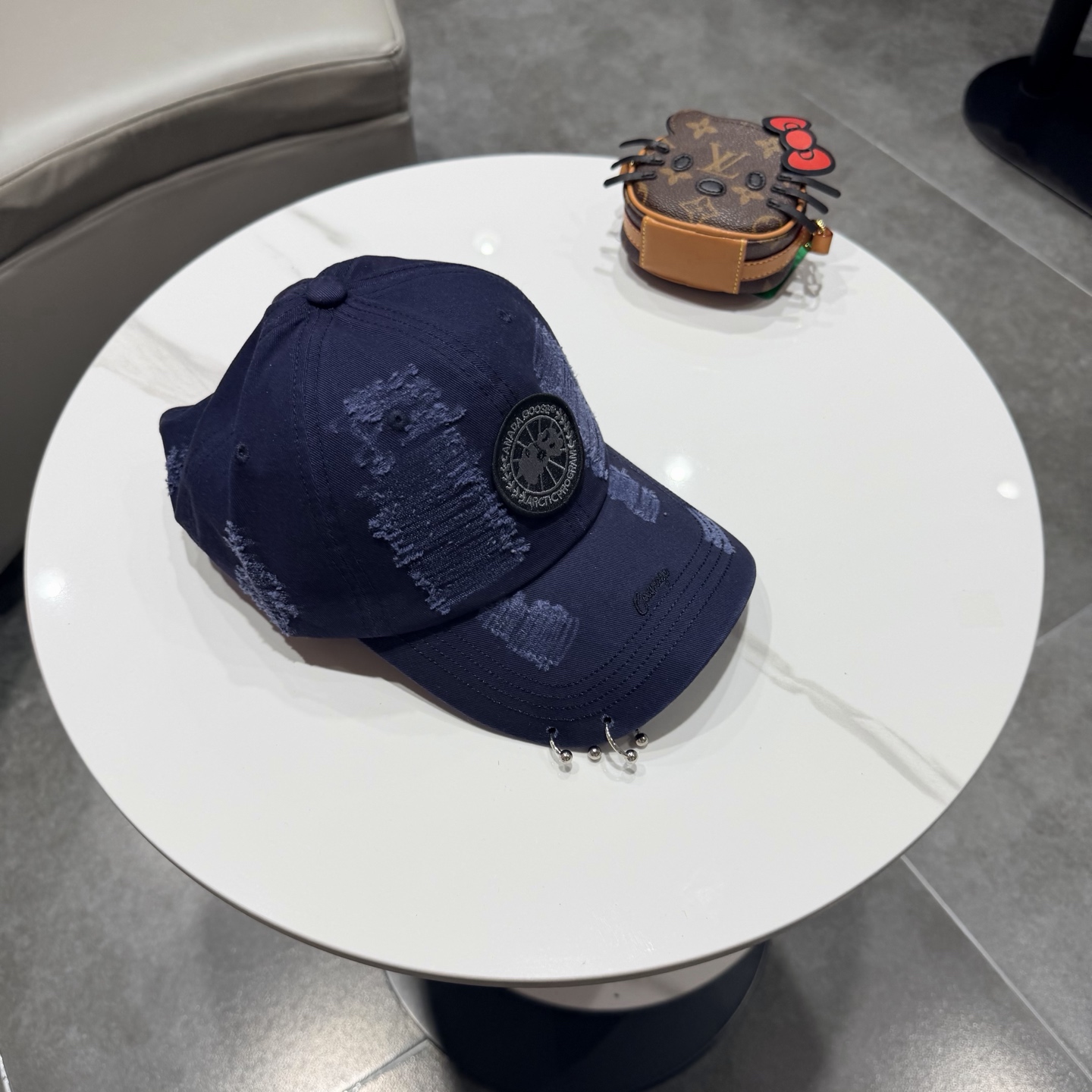 加拿大大鹅北极圆盘🍁 2026最新款🧢棒球帽定制棉质面料!!整体透气性很好，精致的字母刺绣和工整的走线，