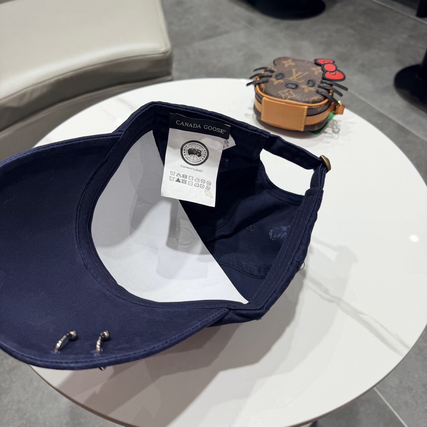 加拿大大鹅北极圆盘🍁 2026最新款🧢棒球帽定制棉质面料!!整体透气性很好，精致的字母刺绣和工整的走线，