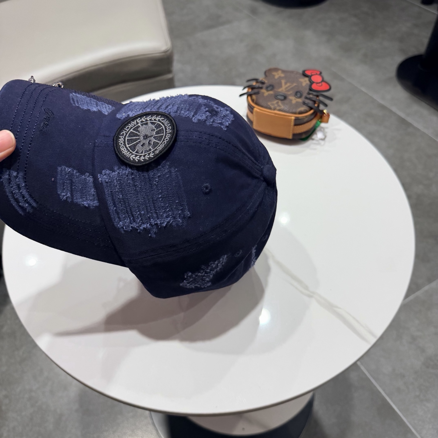 加拿大大鹅北极圆盘🍁 2026最新款🧢棒球帽定制棉质面料!!整体透气性很好，精致的字母刺绣和工整的走线，