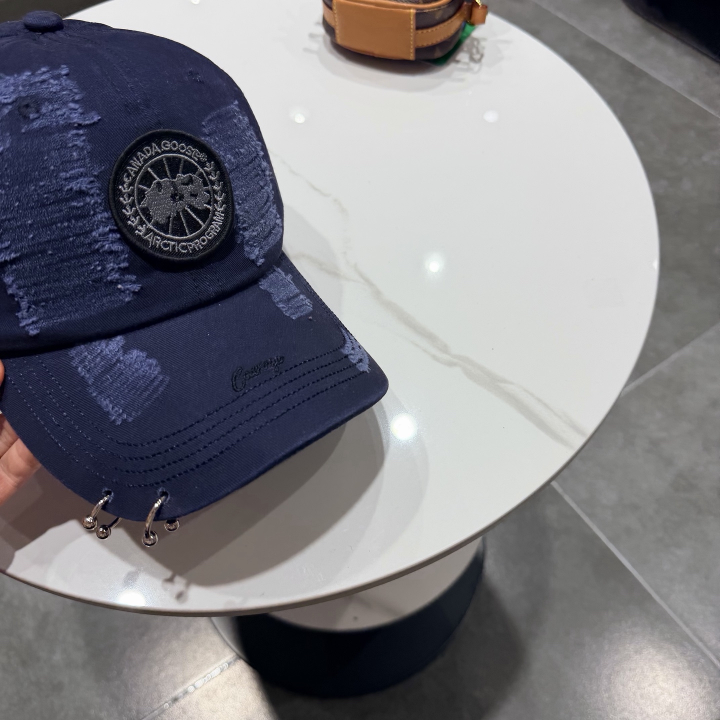 加拿大大鹅北极圆盘🍁 2026最新款🧢棒球帽定制棉质面料!!整体透气性很好，精致的字母刺绣和工整的走线，