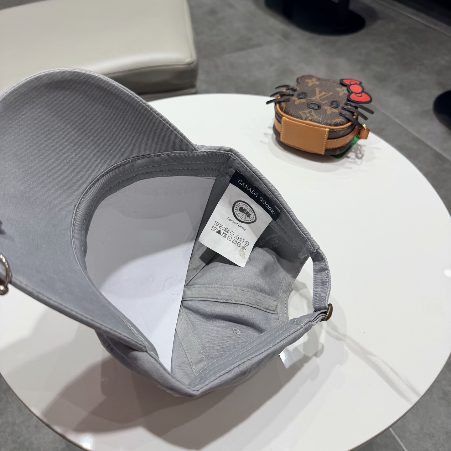 加拿大大鹅北极圆盘🍁 2026最新款🧢棒球帽定制棉质面料!!整体透气性很好，精致的字母刺绣和工整的走线，