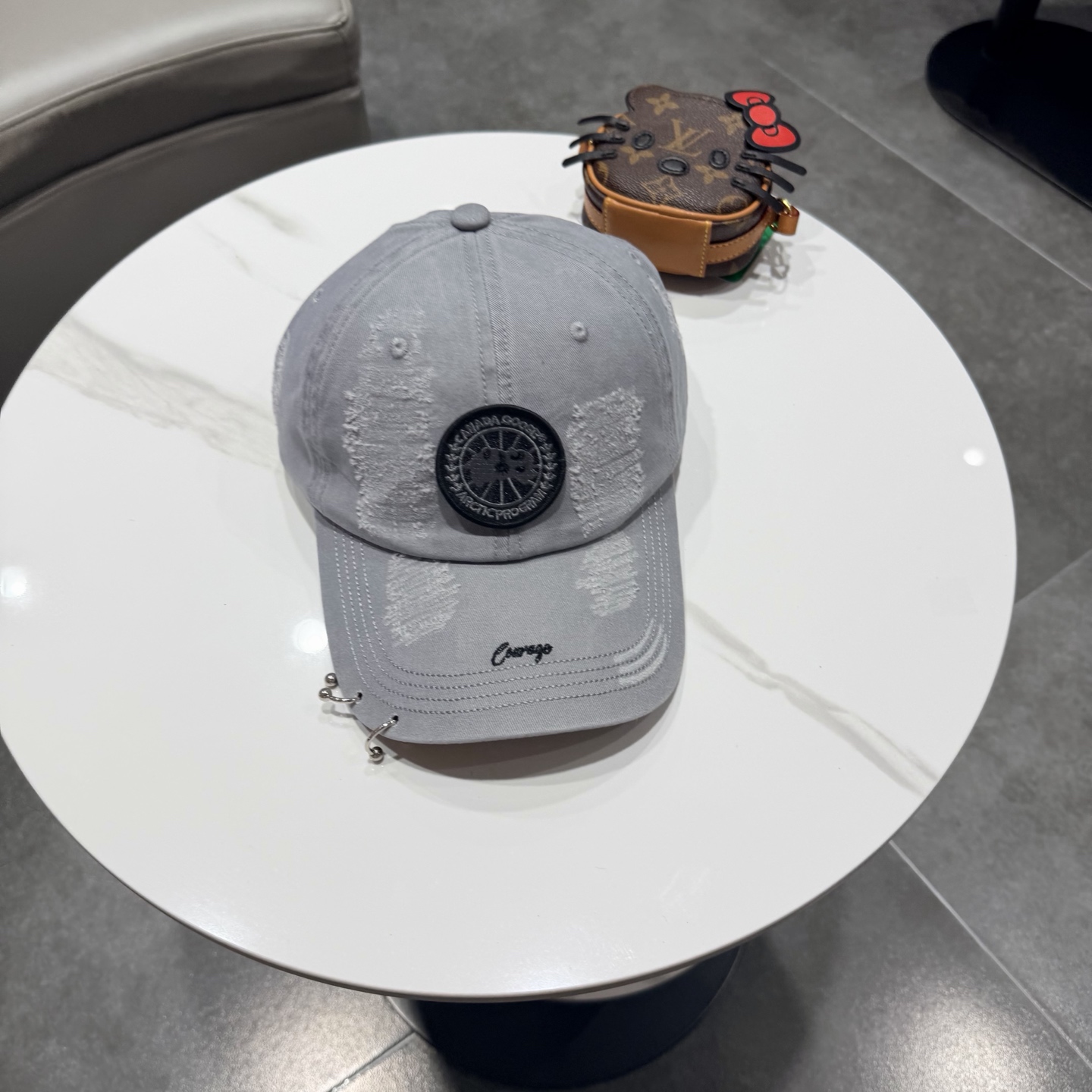 加拿大大鹅北极圆盘🍁 2026最新款🧢棒球帽定制棉质面料!!整体透气性很好，精致的字母刺绣和工整的走线，