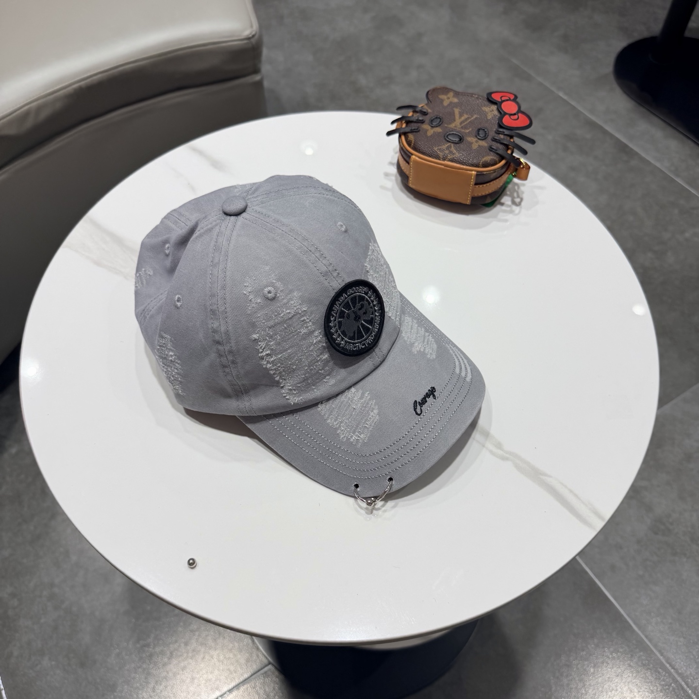 加拿大大鹅北极圆盘🍁 2026最新款🧢棒球帽定制棉质面料!!整体透气性很好，精致的字母刺绣和工整的走线，