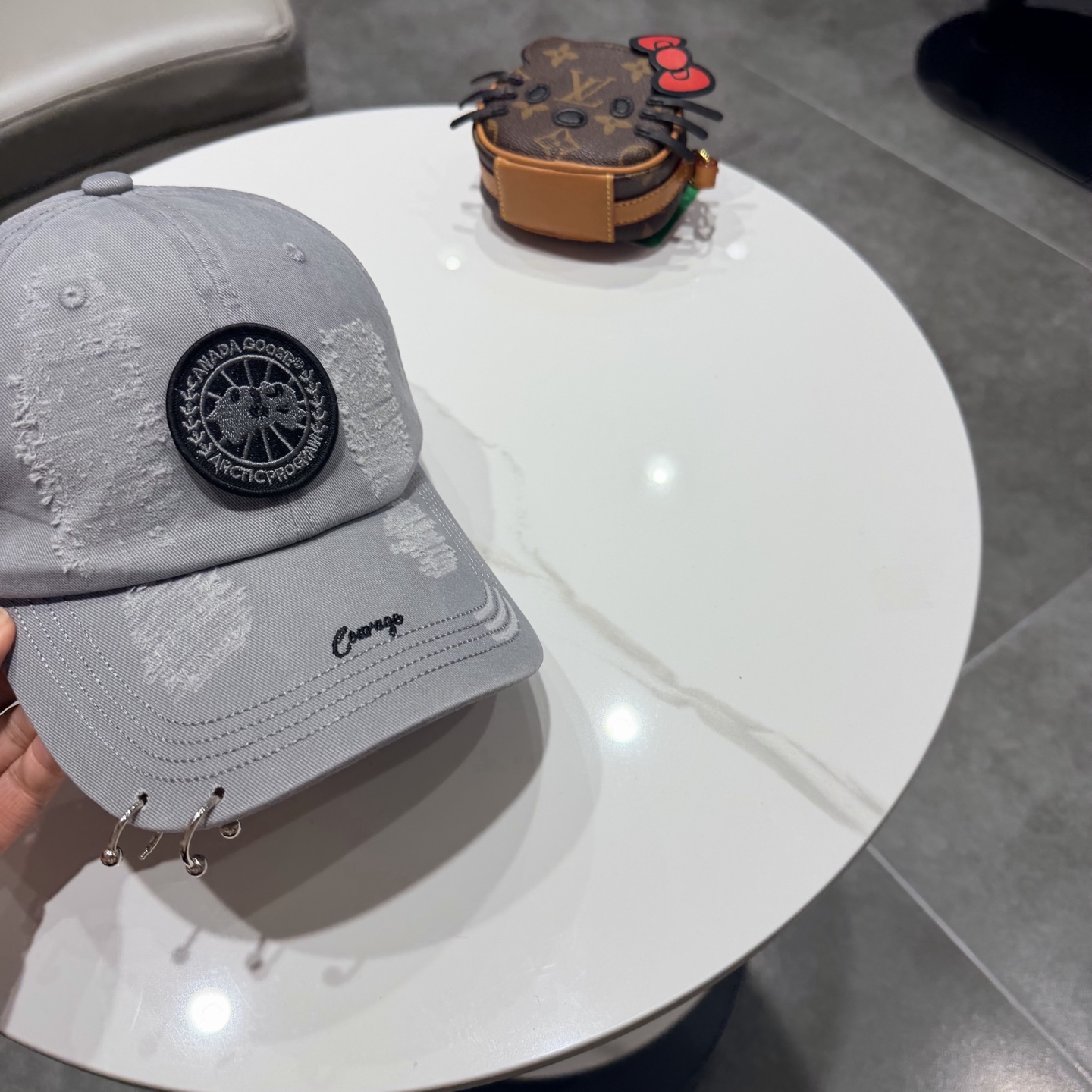 加拿大大鹅北极圆盘🍁 2026最新款🧢棒球帽定制棉质面料!!整体透气性很好，精致的字母刺绣和工整的走线，