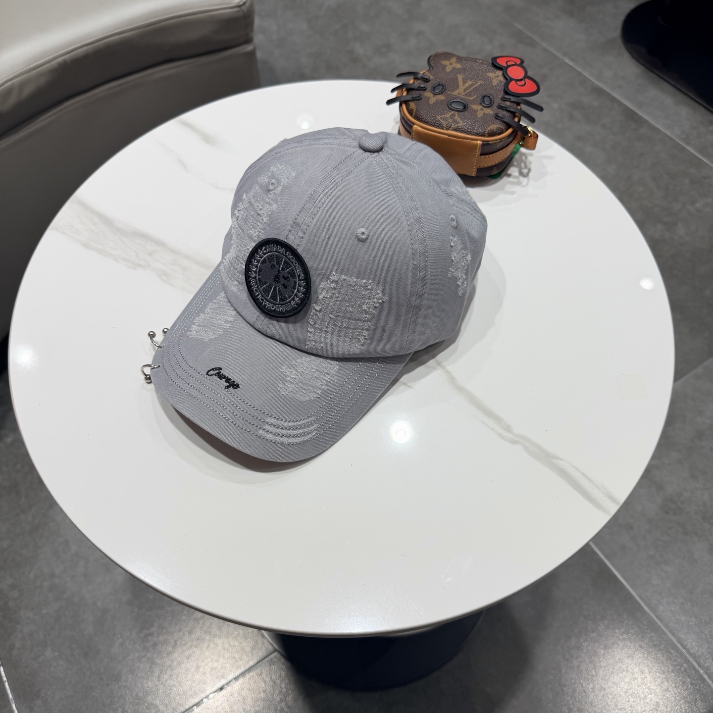 加拿大大鹅北极圆盘🍁 2026最新款🧢棒球帽定制棉质面料!!整体透气性很好，精致的字母刺绣和工整的走线，