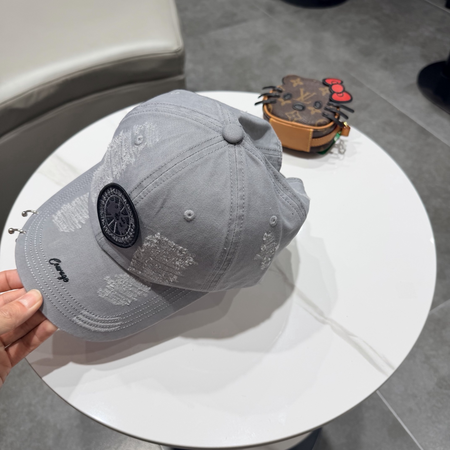 加拿大大鹅北极圆盘🍁 2026最新款🧢棒球帽定制棉质面料!!整体透气性很好，精致的字母刺绣和工整的走线，