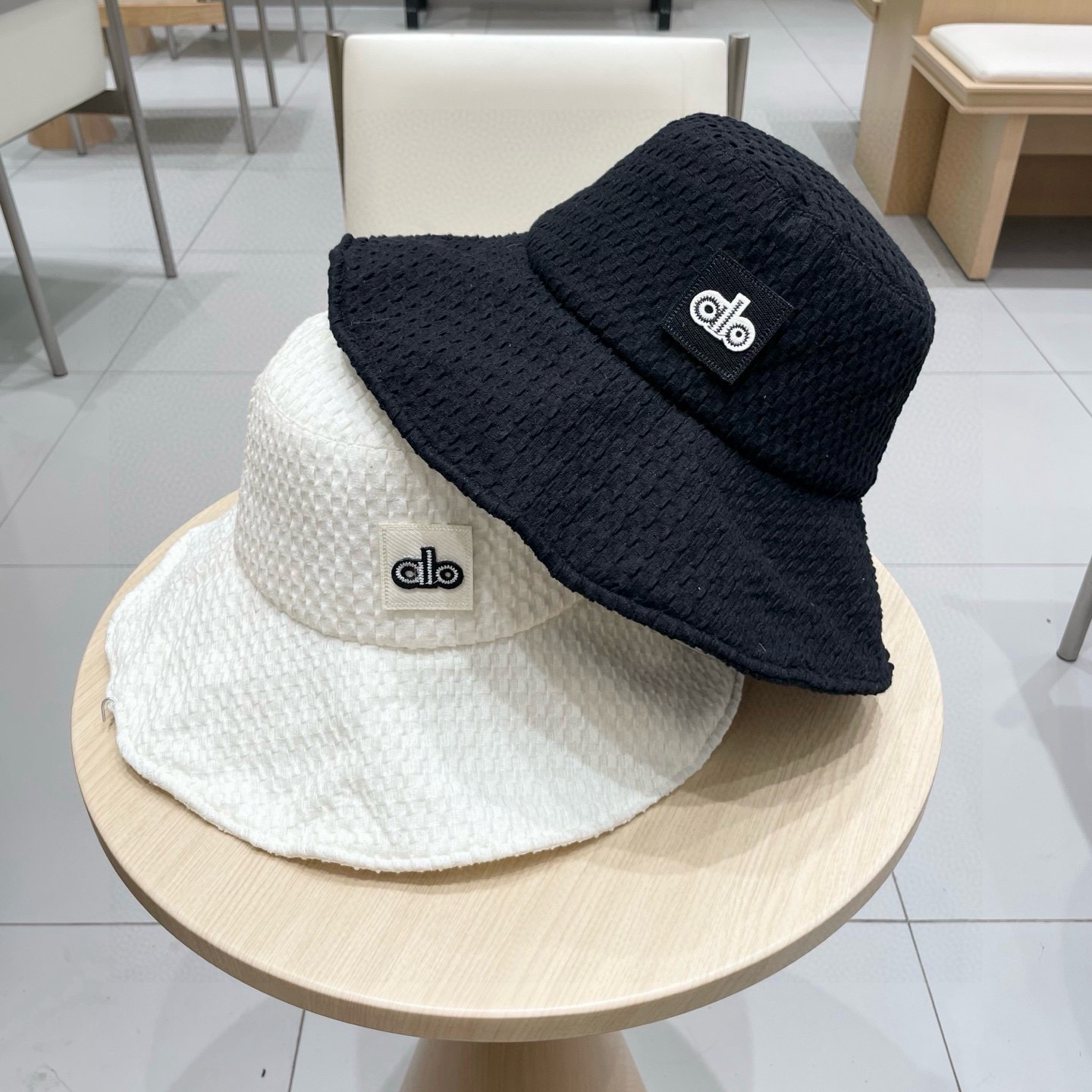 爆款。Alo新款渔夫帽定制超薄纯棉面料，简约时尚更透气，超火爆现货秒发