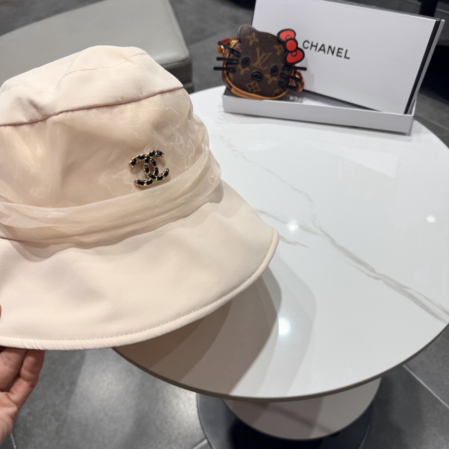 Chanel香奈儿新款遮阳渔夫帽，加强紫外线！