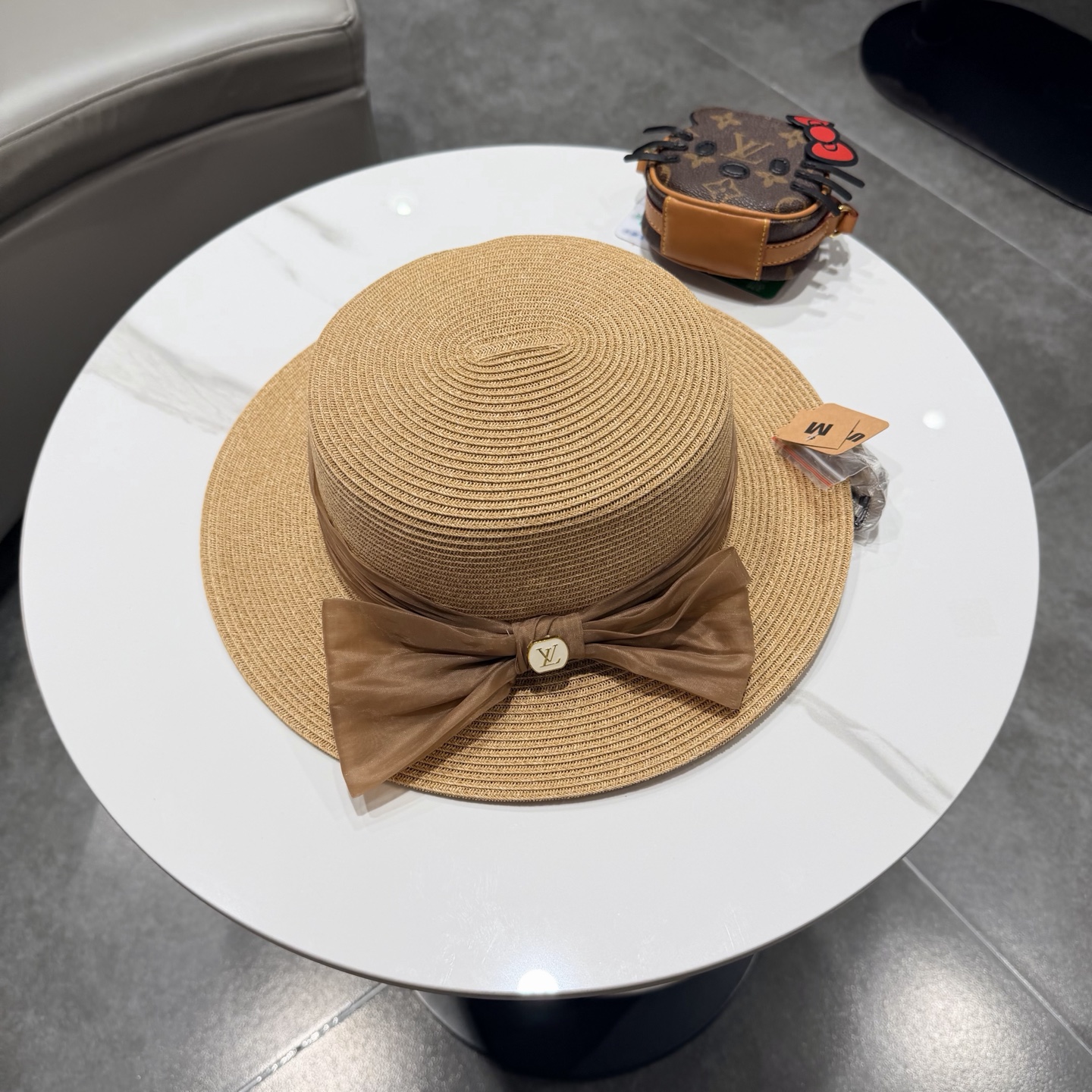 NO:755770,lv new top hat, sunshade straw hat, head circumference 57cm hat straw hat fisherman hat baseball cap, hat, louis vuitton, espadrilles, hats19860909lv新款礼帽,遮阳草帽,头围57cm帽子草帽渔夫帽棒球帽,帽子,louis vuitton,espadrilles,hats,hat