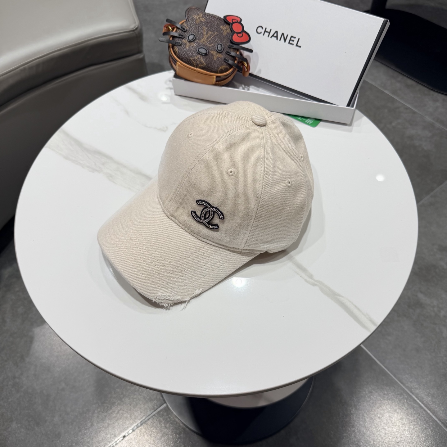 NO:755785,CHANEL Chanel's new simple double-logo baseball cap, new model shipped, big brand style is super easy to match, hurry up and get it!  3-color hat, straw hat, bucket hat, baseball cap, hat, chanel, chanel, espadrilles, hats19860909CHANEL香奈儿 新款 简约双Clogo棒球帽,新款出货,大牌款超好搭配,赶紧入手！3色帽子草帽渔夫帽棒球帽,帽子,chanel,chanel,espadrilles,hats,hat