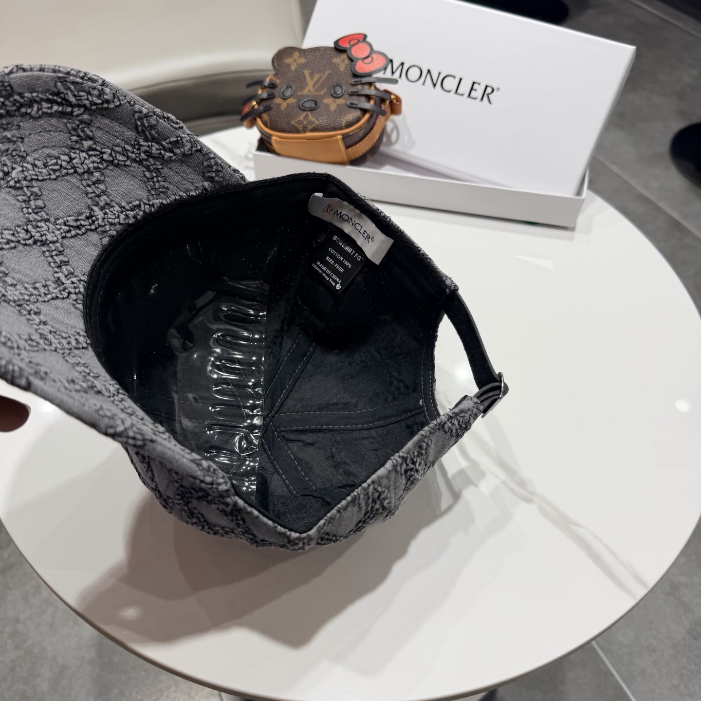 盟可睐 moncler 蒙口*美式复古刺绣棒球帽高版本专柜款，字母精细~帽子本身很有型 疯狂打call炒