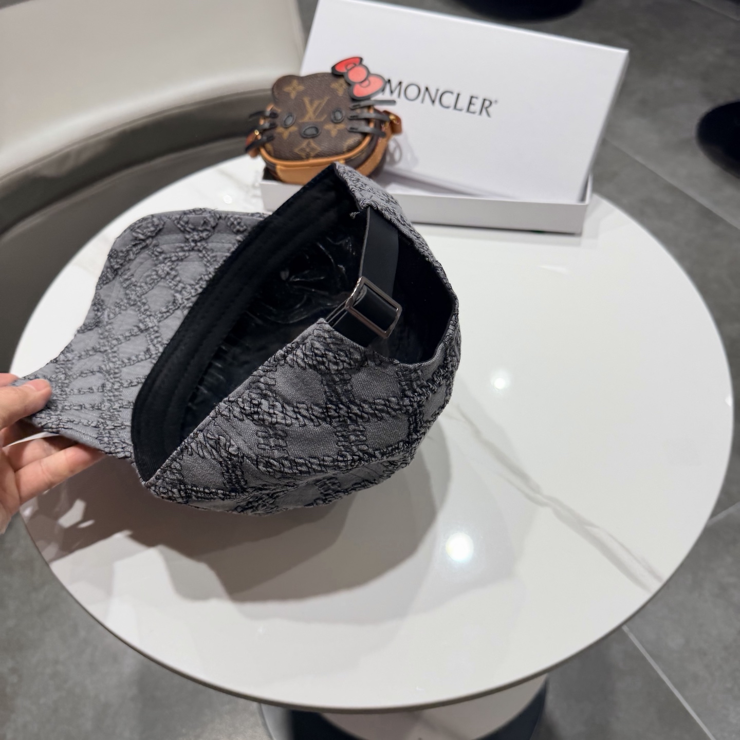 盟可睐 moncler 蒙口*美式复古刺绣棒球帽高版本专柜款，字母精细~帽子本身很有型 疯狂打call炒