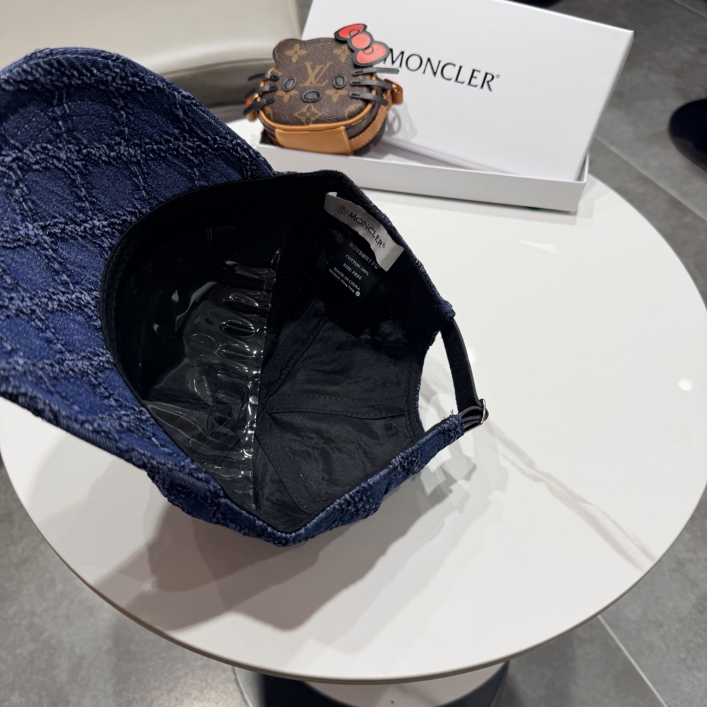 盟可睐 moncler 蒙口*美式复古刺绣棒球帽高版本专柜款，字母精细~帽子本身很有型 疯狂打call炒