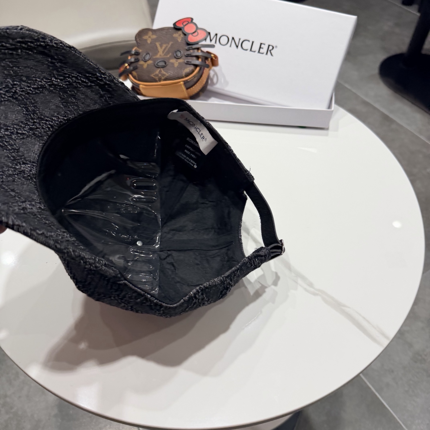 盟可睐 moncler 蒙口*美式复古刺绣棒球帽高版本专柜款，字母精细~帽子本身很有型 疯狂打call炒