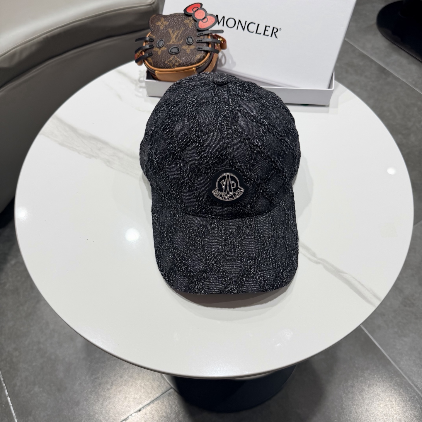 NO:755771,Moncler Mouth Covered* American Retro Embroidered Baseball Cap High version counter version with fine letters~ The hat itself is very stylish, it goes well with crazy calls and stir-fried chicken, and it fills up the atmosphere!  Hats, straw hats, bucket hats, baseball caps, hats, Moncler, Moncler, espadrilles, hats19860909盟可睐 moncler 蒙口*美式复古刺绣棒球帽 高版本专柜款,字母精细~ 帽子本身很有型 疯狂打call 炒鸡好搭衣服 氛围感直接拉满！帽子草帽渔夫帽棒球帽,帽子,Moncler,Moncler,espadrilles,hats,hat