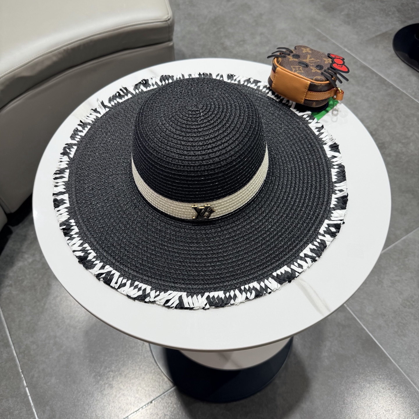 NO:755841,lv new fisherman hat, sunshade straw hat, super brand hat straw hat fisherman hat baseball cap, hat, louis vuitton, espadrilles, hats19860909lv新款渔夫帽,遮阳草帽,超级大牌范帽子草帽渔夫帽棒球帽,帽子,louis vuitton,espadrilles,hats,hat
