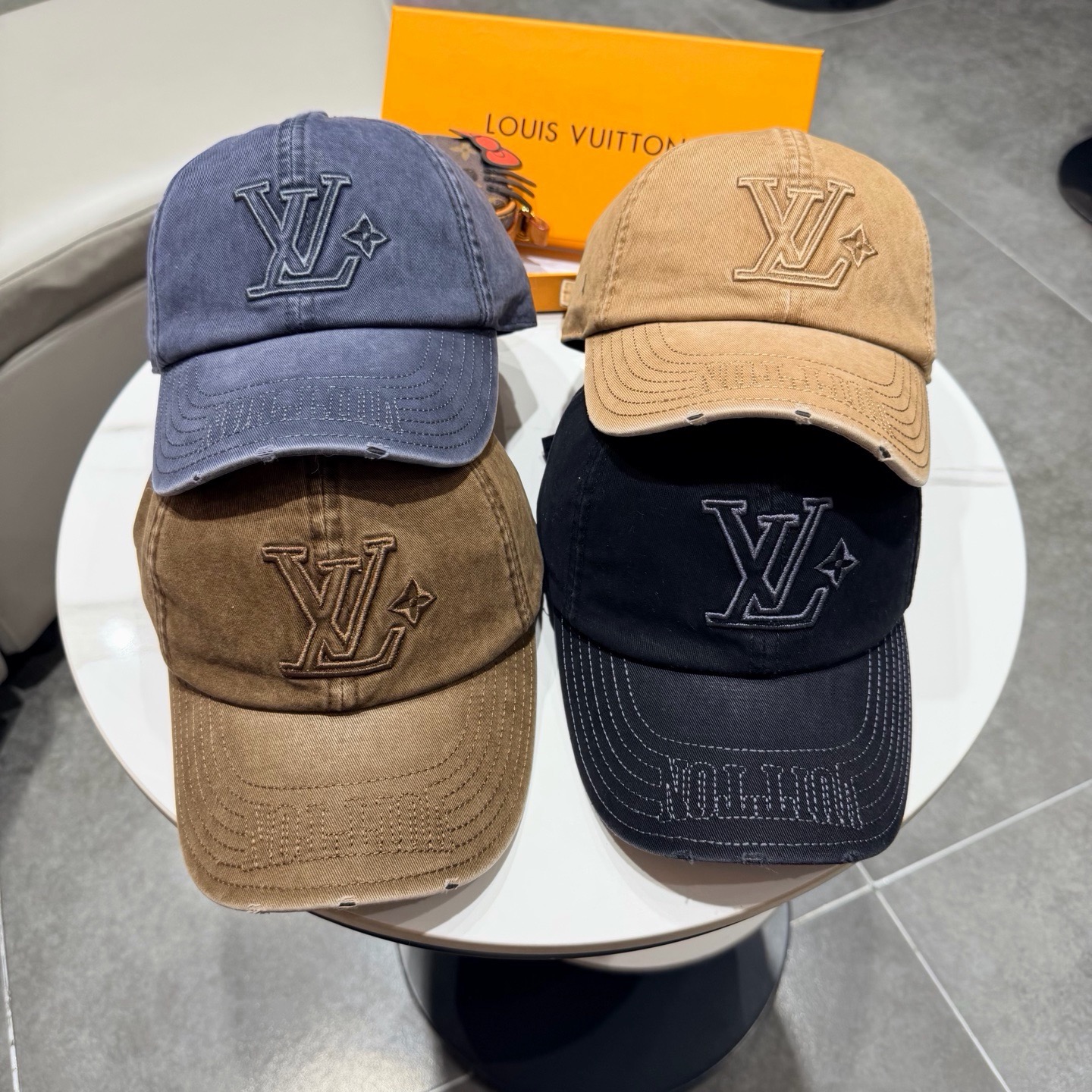 LV路易威登🧢 官网刺绣字母棒球帽，非常经典的经典，流行的复古美，四季可用，出门必备，非常显脸小