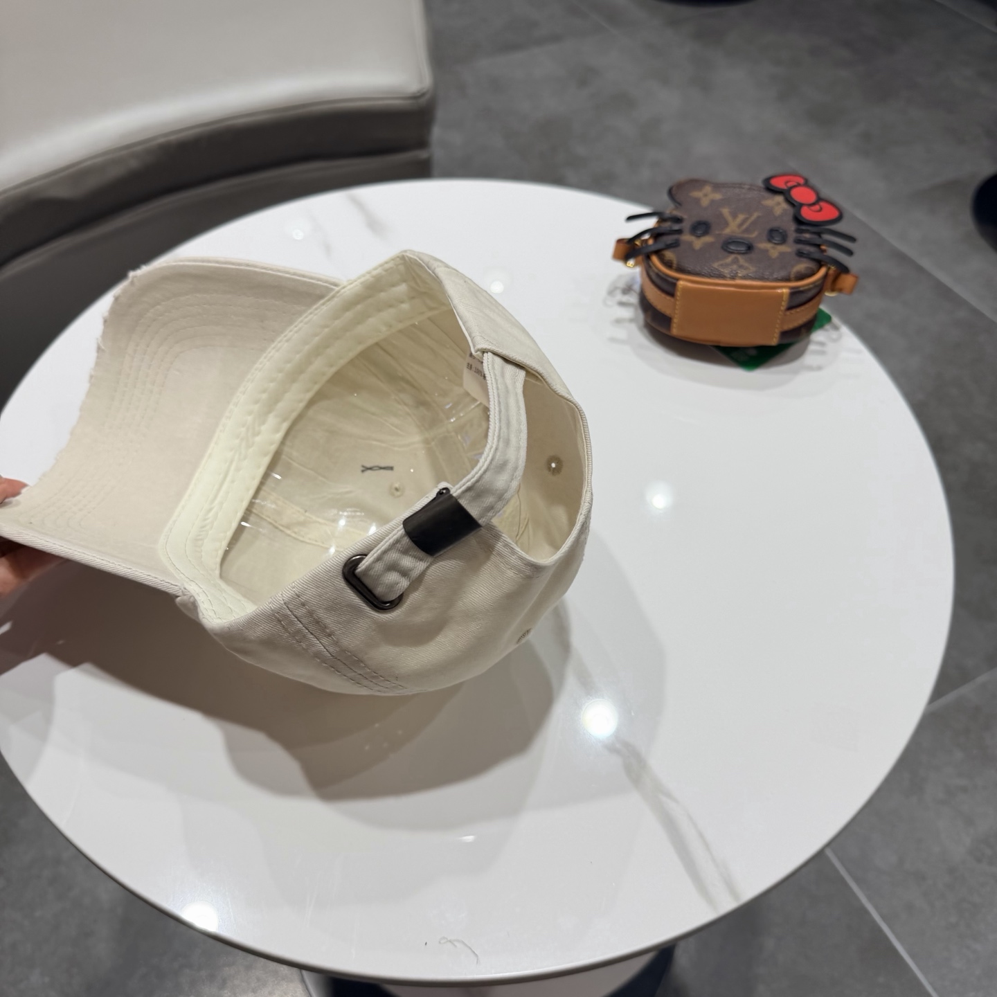 BALENCIAGA巴黎世家新款logo棒球帽，很酷的色系，男女佩戴都有不同style，第一批抢先出货！