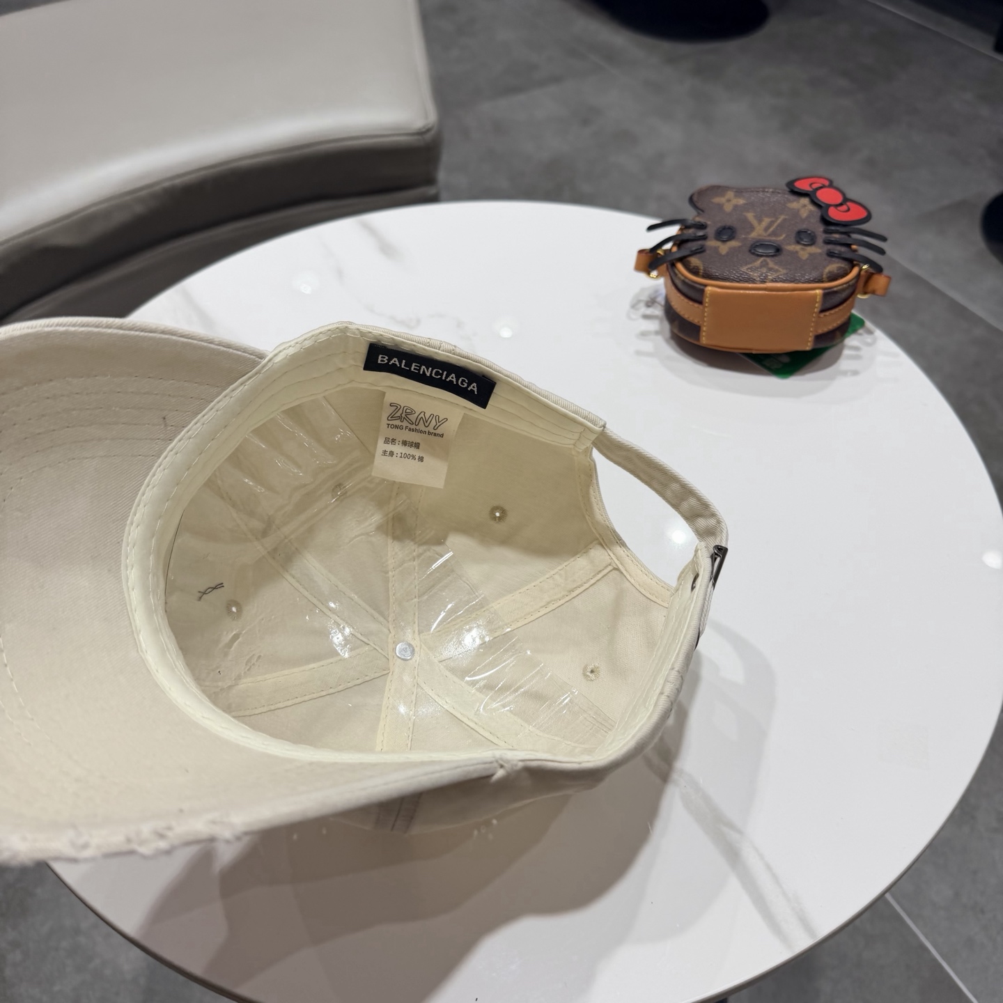 BALENCIAGA巴黎世家新款logo棒球帽，很酷的色系，男女佩戴都有不同style，第一批抢先出货！