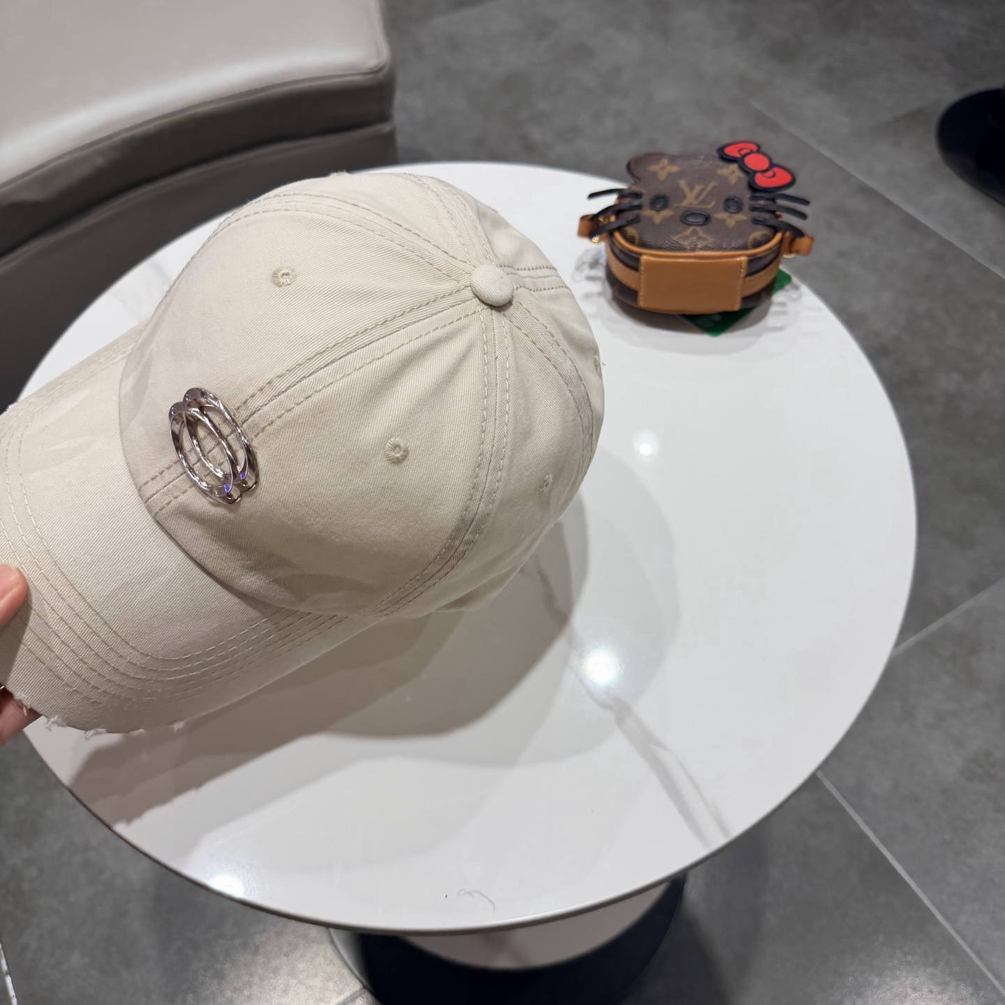 BALENCIAGA巴黎世家新款logo棒球帽，很酷的色系，男女佩戴都有不同style，第一批抢先出货！