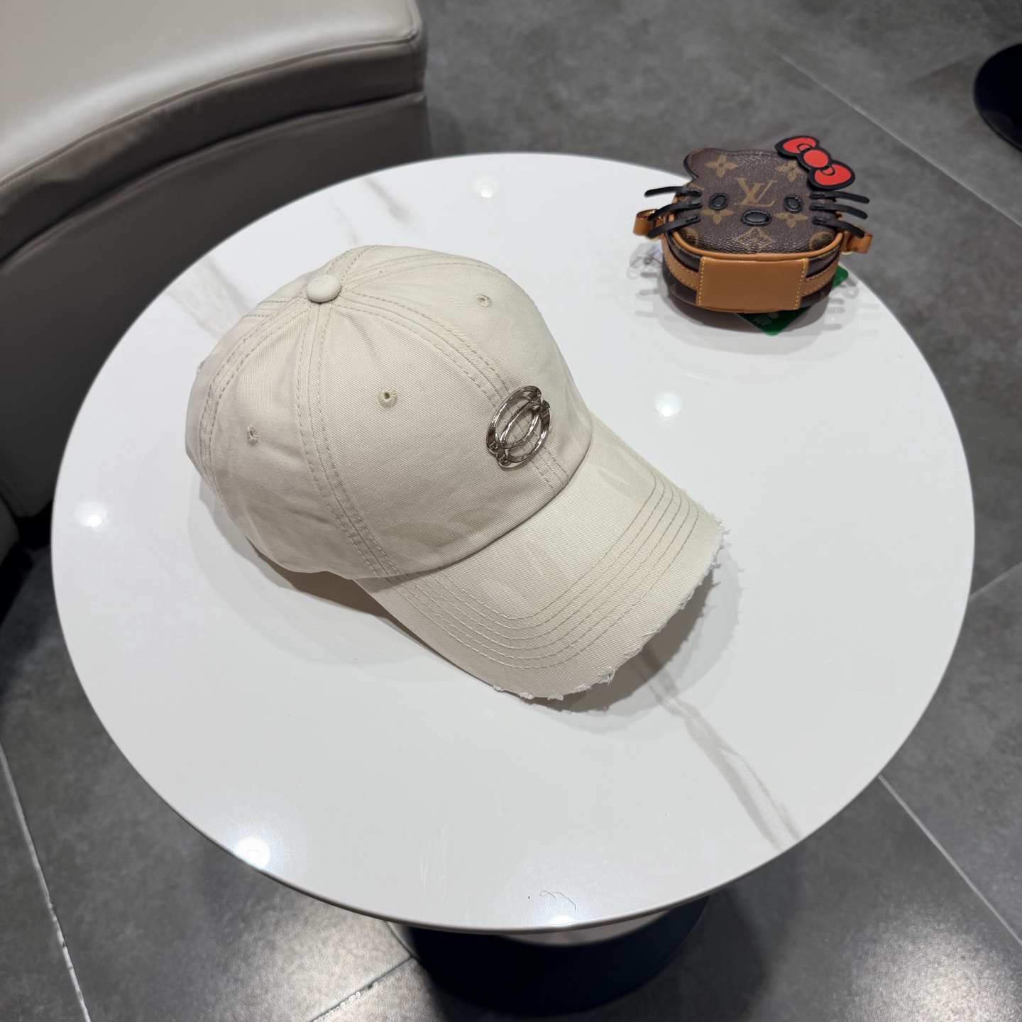 BALENCIAGA巴黎世家新款logo棒球帽，很酷的色系，男女佩戴都有不同style，第一批抢先出货！