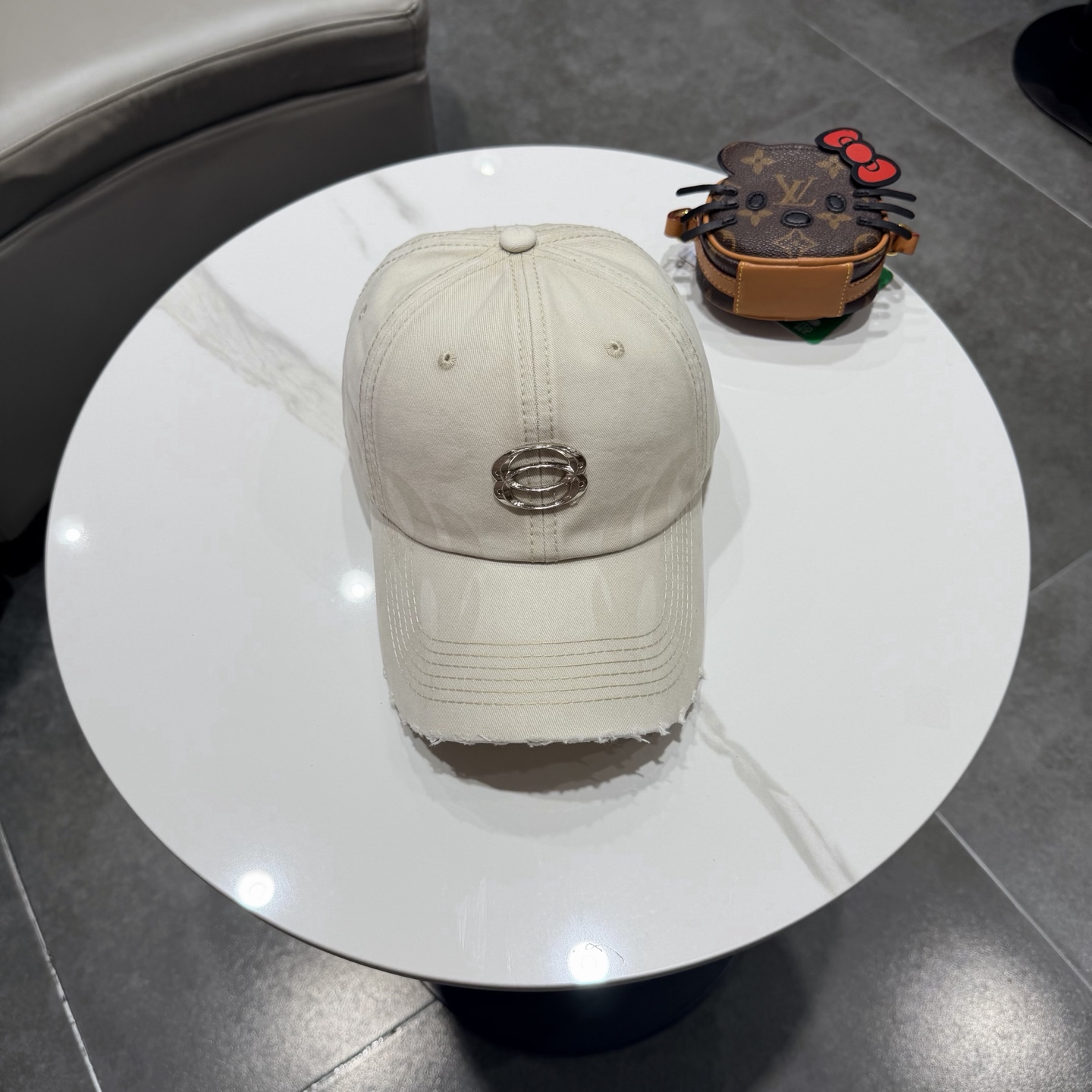 BALENCIAGA巴黎世家新款logo棒球帽，很酷的色系，男女佩戴都有不同style，第一批抢先出货！