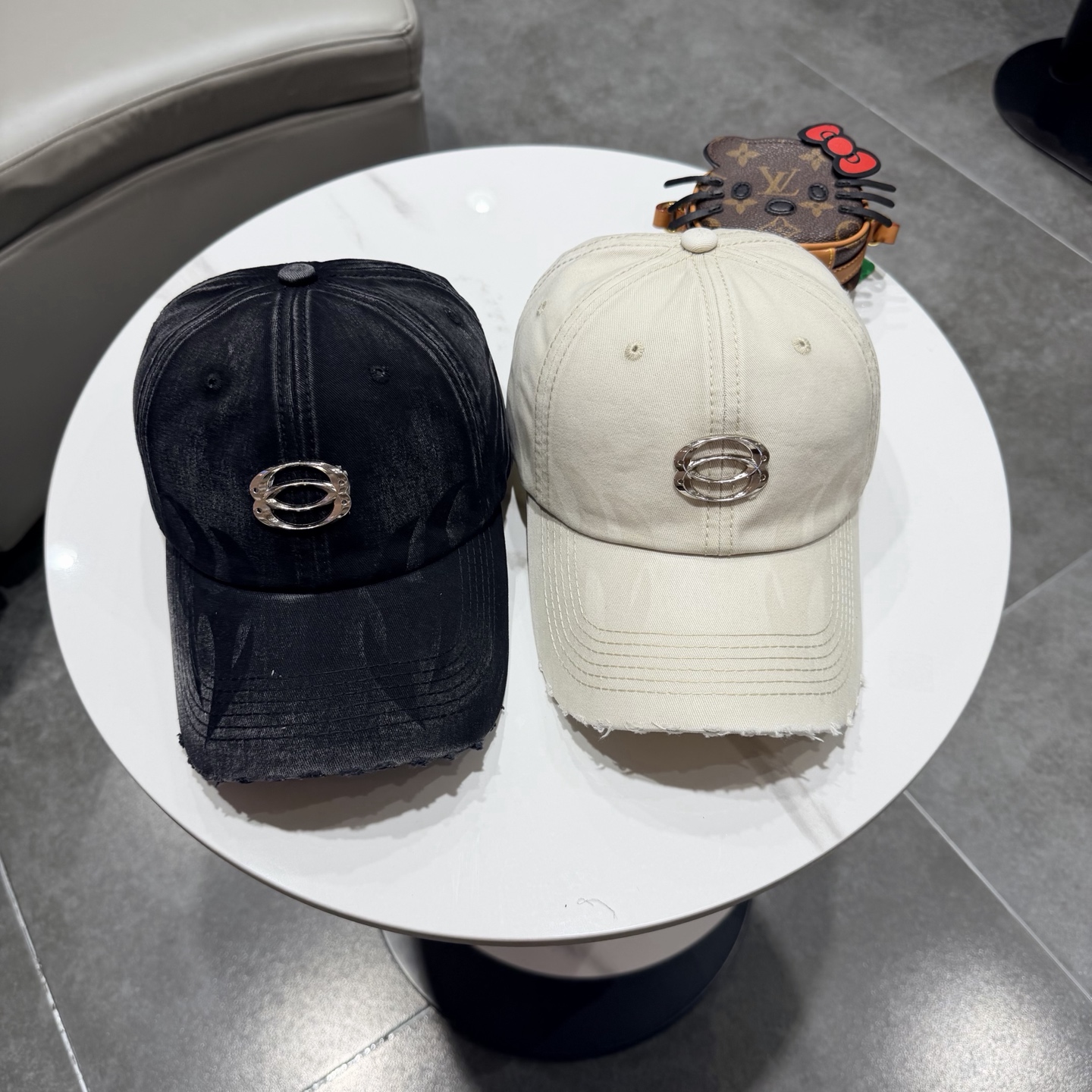 BALENCIAGA巴黎世家新款logo棒球帽，很酷的色系，男女佩戴都有不同style，第一批抢先出货！