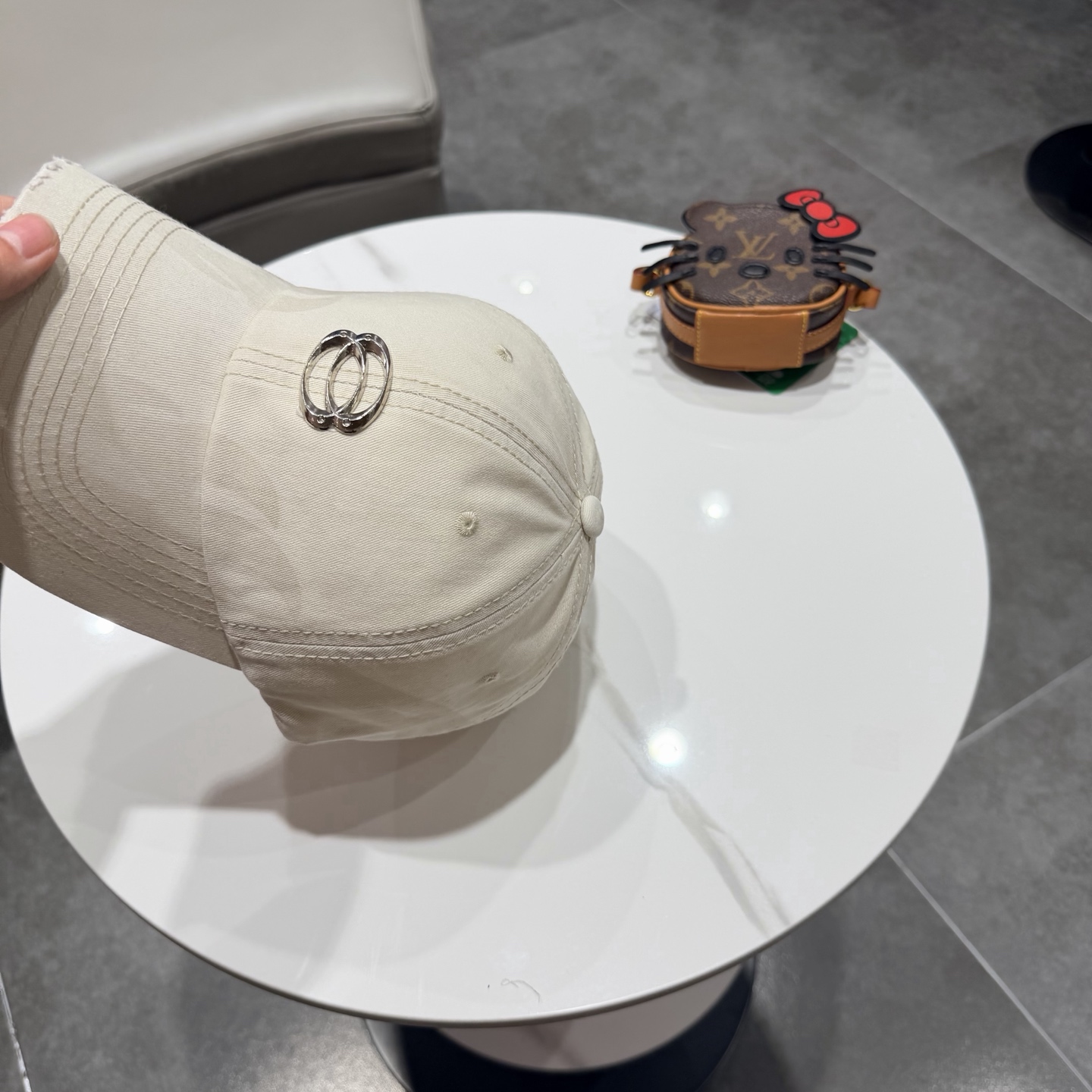 BALENCIAGA巴黎世家新款logo棒球帽，很酷的色系，男女佩戴都有不同style，第一批抢先出货！