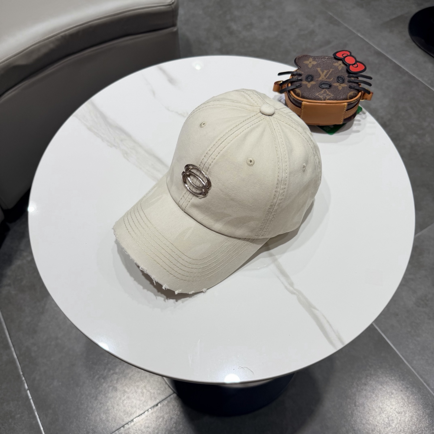 BALENCIAGA巴黎世家新款logo棒球帽，很酷的色系，男女佩戴都有不同style，第一批抢先出货！