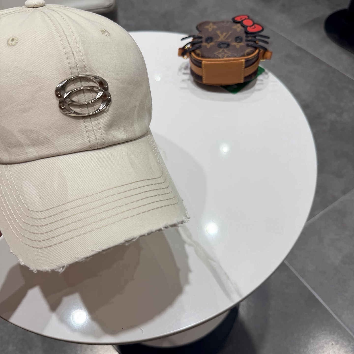 BALENCIAGA巴黎世家新款logo棒球帽，很酷的色系，男女佩戴都有不同style，第一批抢先出货！