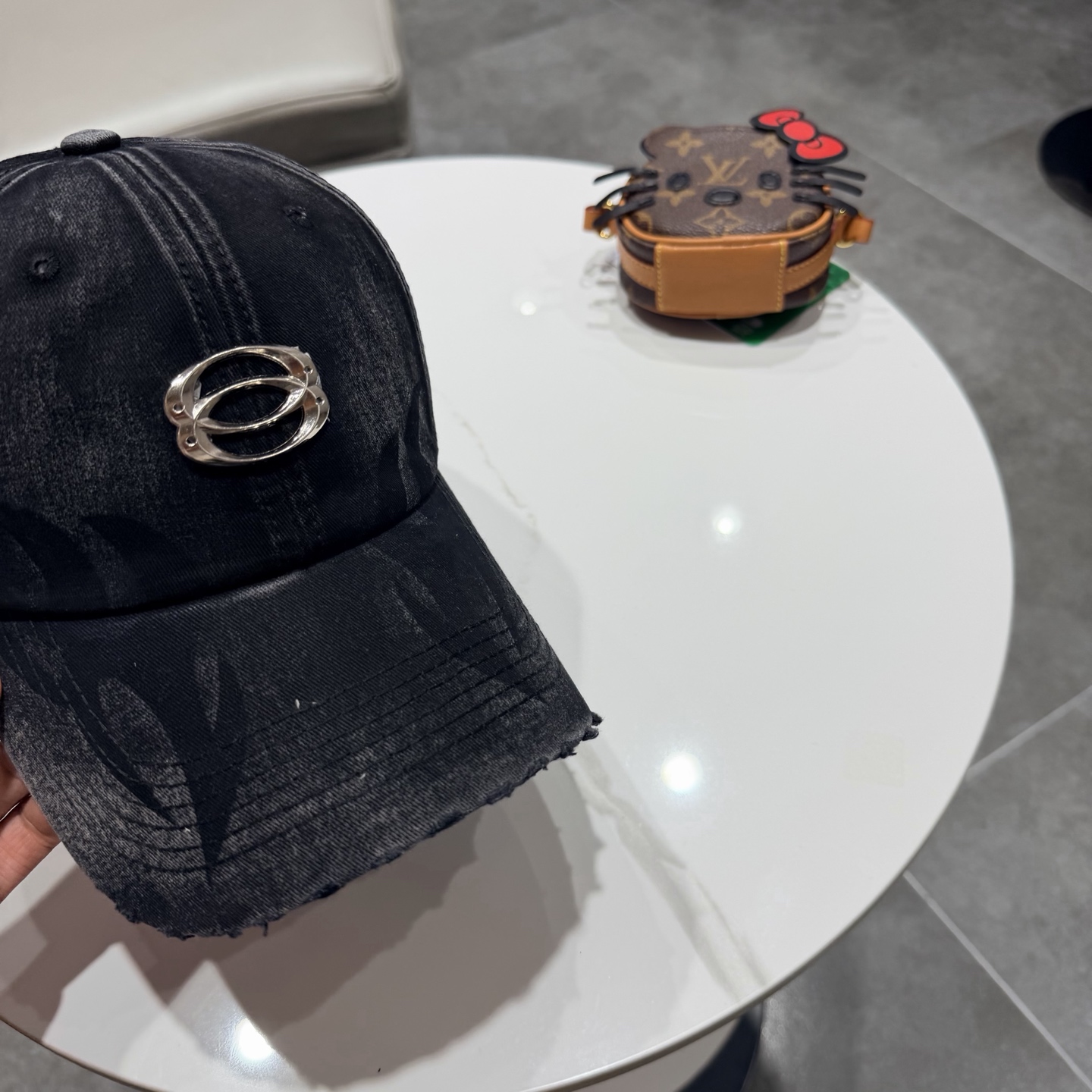 BALENCIAGA巴黎世家新款logo棒球帽，很酷的色系，男女佩戴都有不同style，第一批抢先出货！