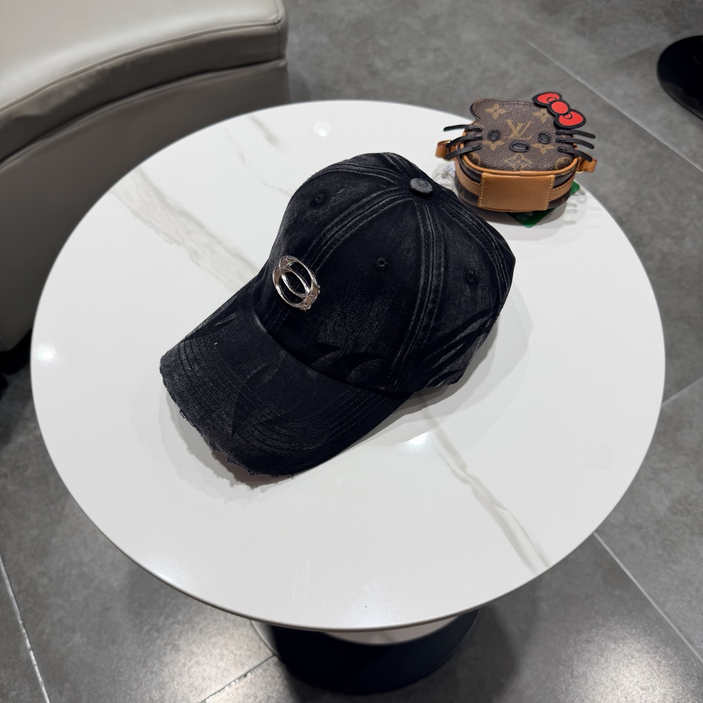 BALENCIAGA巴黎世家新款logo棒球帽，很酷的色系，男女佩戴都有不同style，第一批抢先出货！