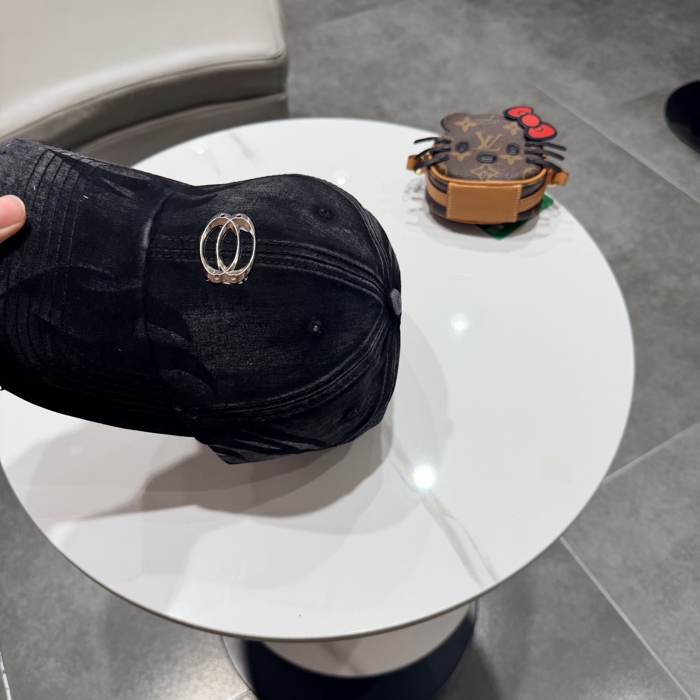 BALENCIAGA巴黎世家新款logo棒球帽，很酷的色系，男女佩戴都有不同style，第一批抢先出货！