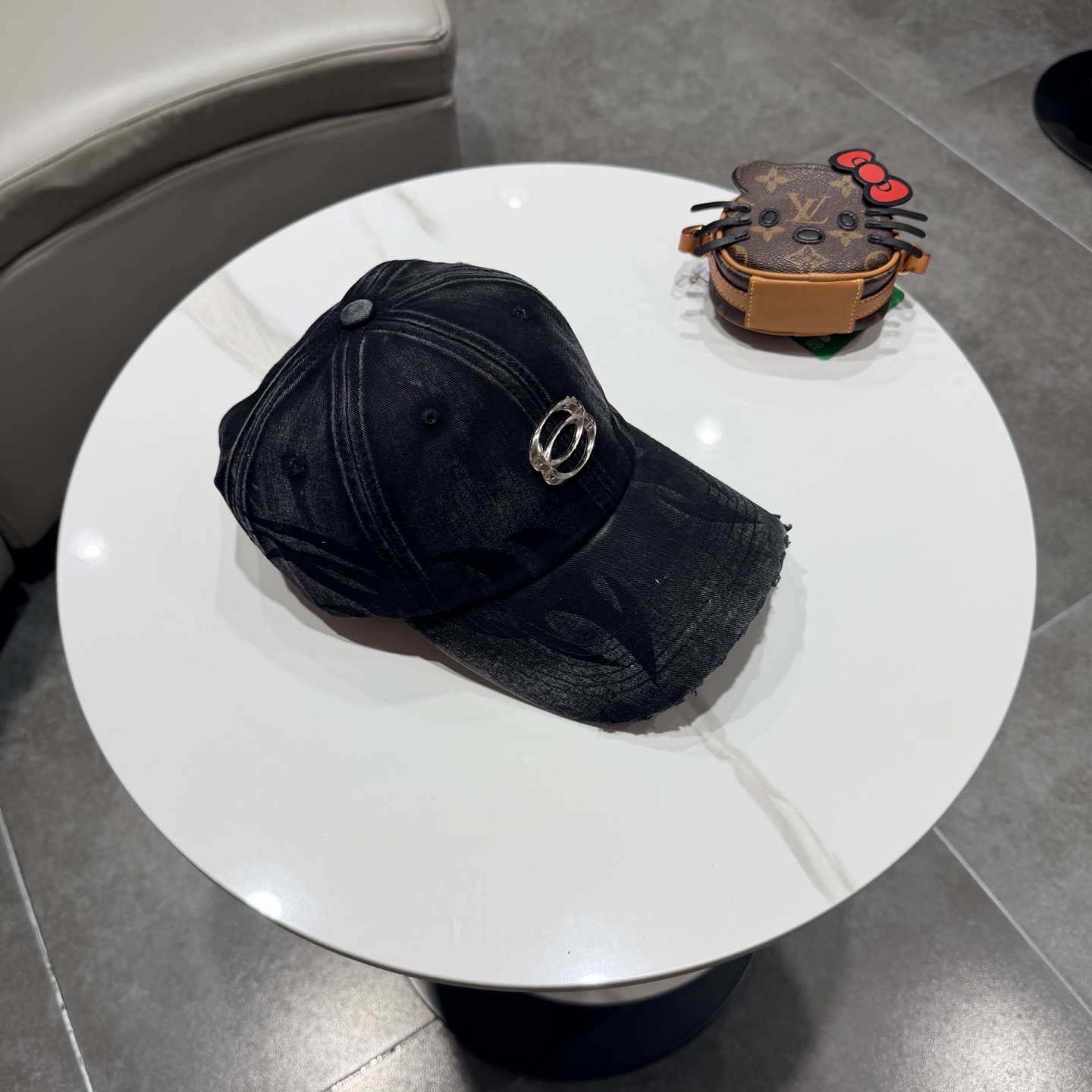 BALENCIAGA巴黎世家新款logo棒球帽，很酷的色系，男女佩戴都有不同style，第一批抢先出货！