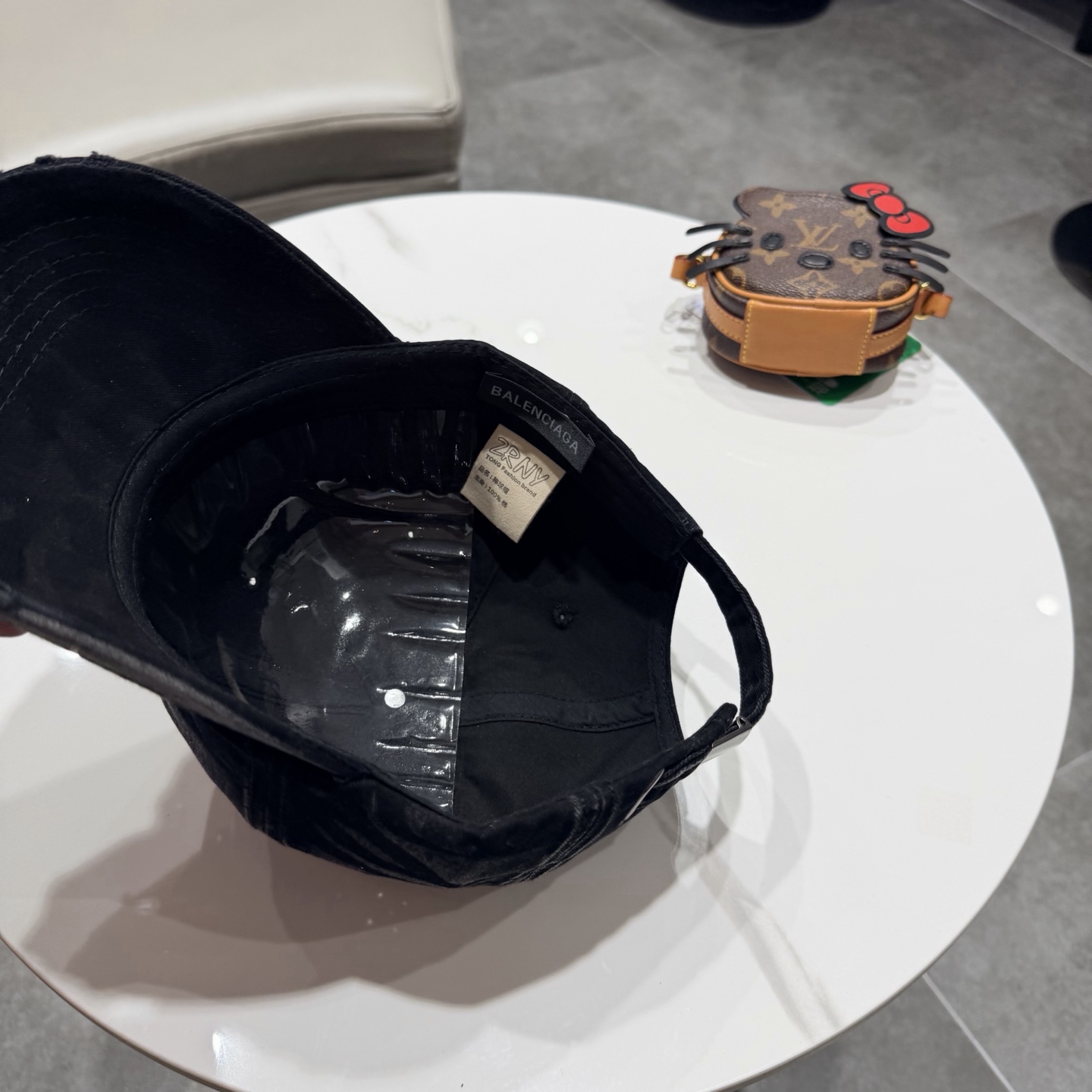 BALENCIAGA巴黎世家新款logo棒球帽，很酷的色系，男女佩戴都有不同style，第一批抢先出货！