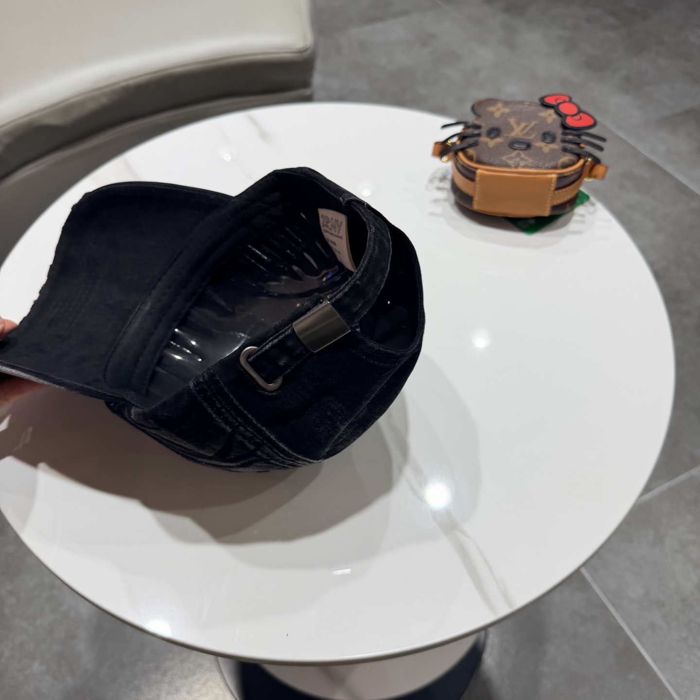 BALENCIAGA巴黎世家新款logo棒球帽，很酷的色系，男女佩戴都有不同style，第一批抢先出货！