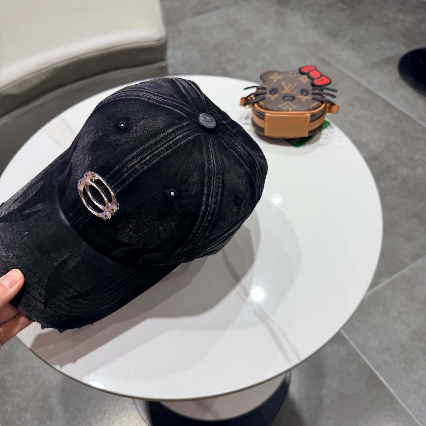 BALENCIAGA巴黎世家新款logo棒球帽，很酷的色系，男女佩戴都有不同style，第一批抢先出货！