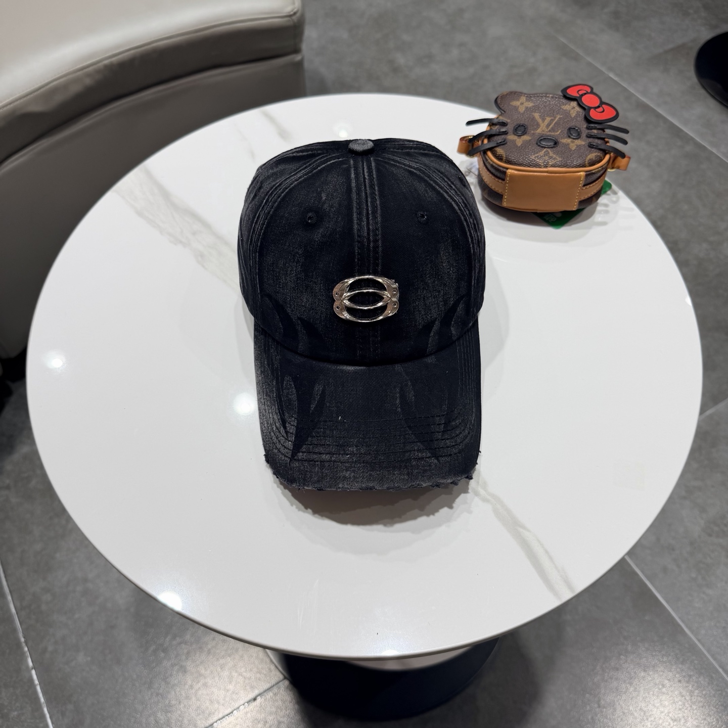 BALENCIAGA巴黎世家新款logo棒球帽，很酷的色系，男女佩戴都有不同style，第一批抢先出货！