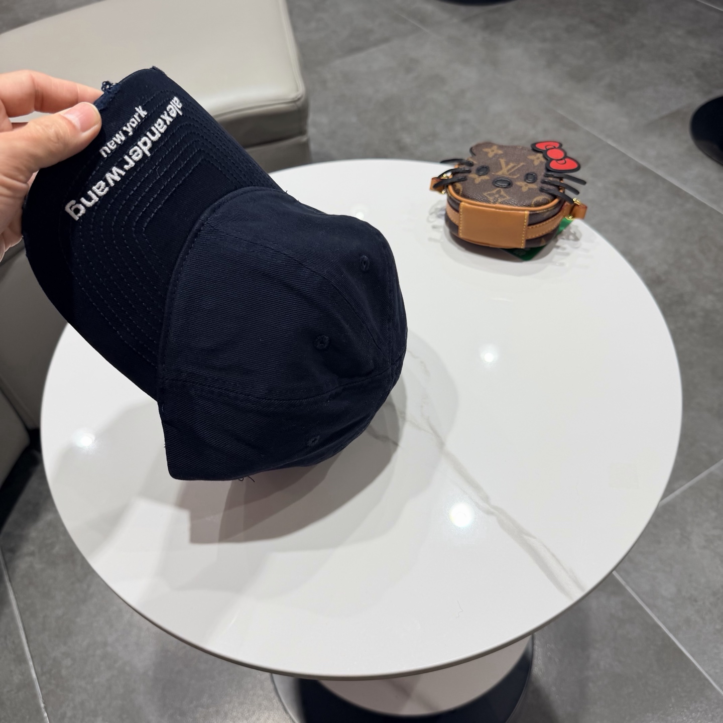 BALENCIAGA巴黎世家新款logo棒球帽，很酷的色系，男女佩戴都有不同style，第一批抢先出货！