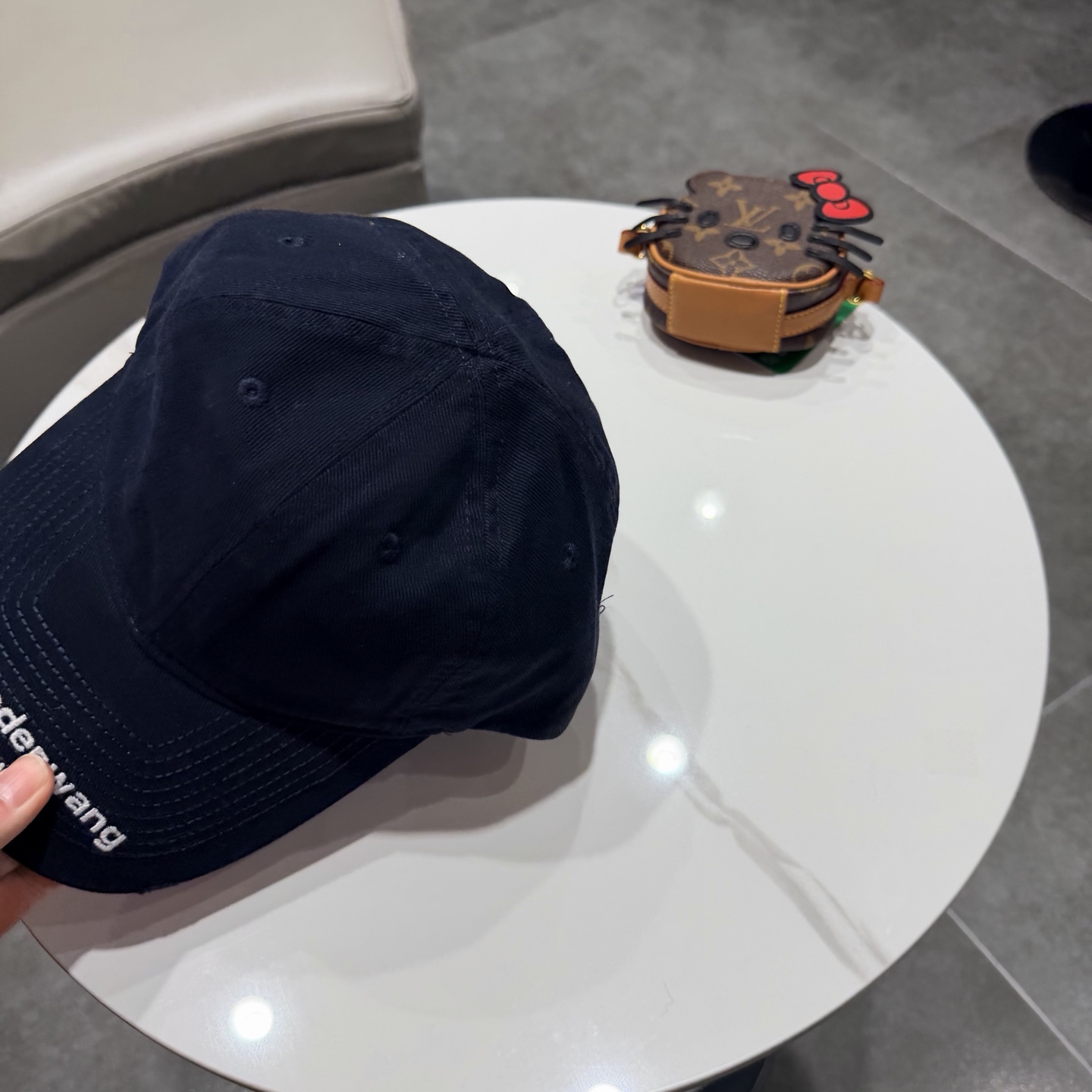 BALENCIAGA巴黎世家新款logo棒球帽，很酷的色系，男女佩戴都有不同style，第一批抢先出货！