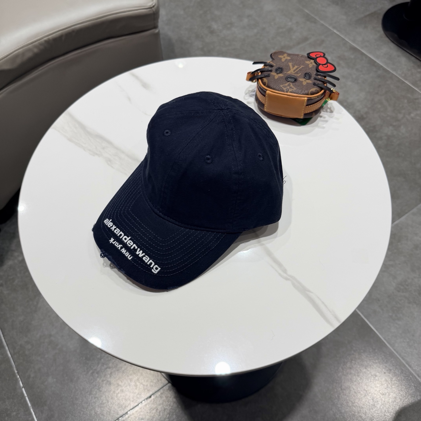 BALENCIAGA巴黎世家新款logo棒球帽，很酷的色系，男女佩戴都有不同style，第一批抢先出货！