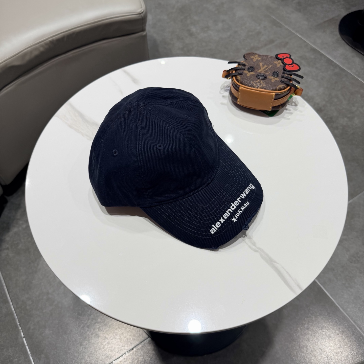 BALENCIAGA巴黎世家新款logo棒球帽，很酷的色系，男女佩戴都有不同style，第一批抢先出货！